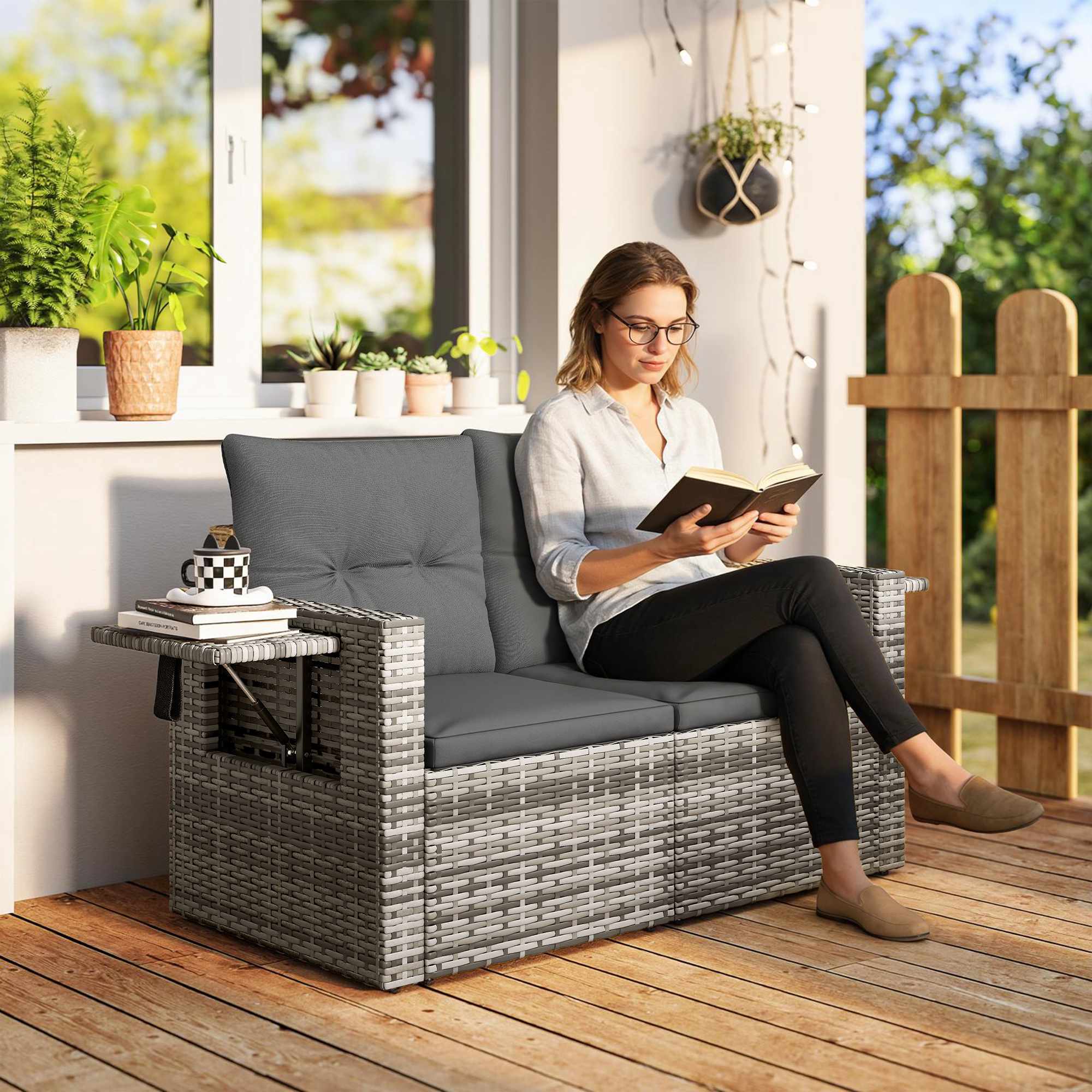2-sits rottingsoffa med dolda brickor och kuddar