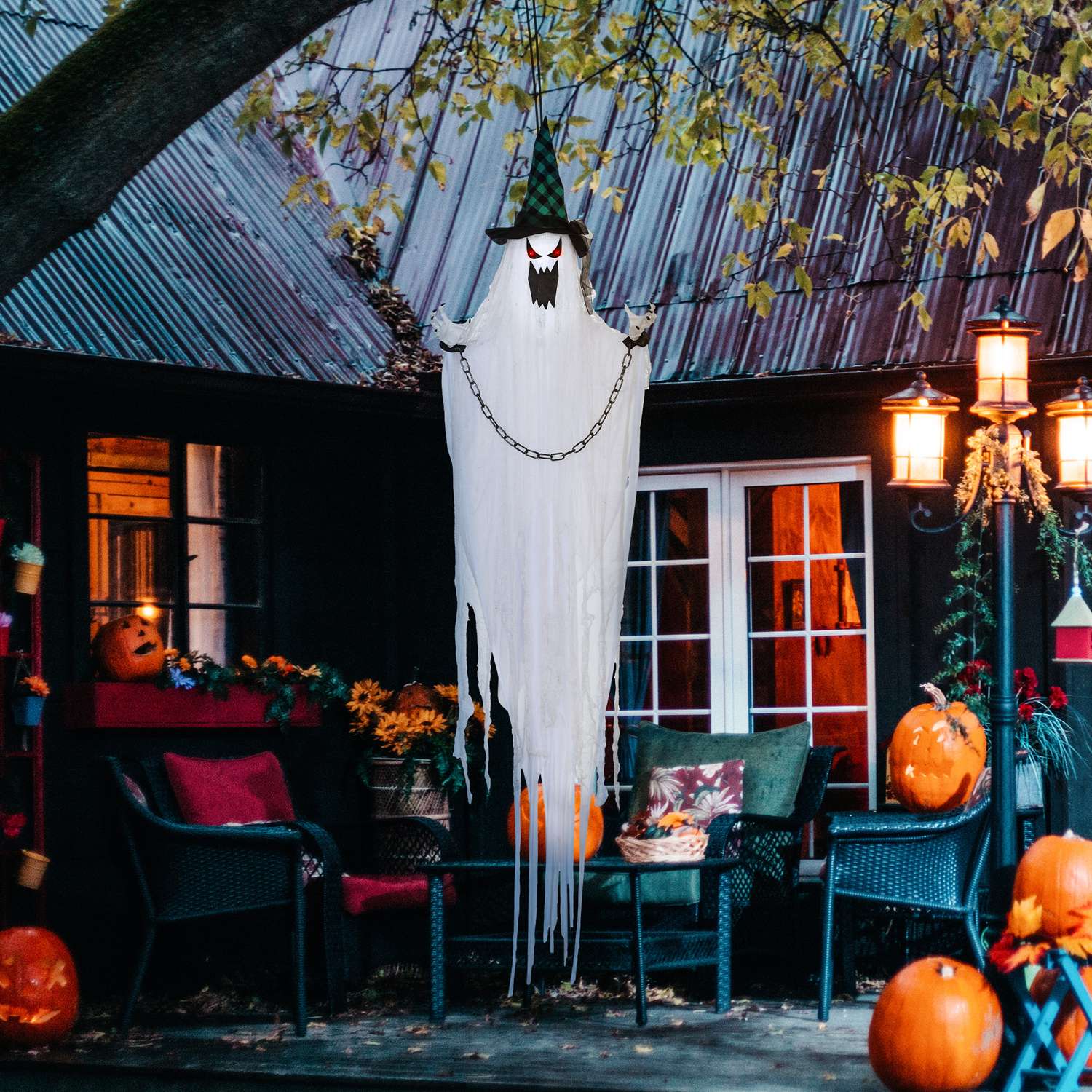 Animerad Halloween-rekvisita – Skakande spöke med röda ögon