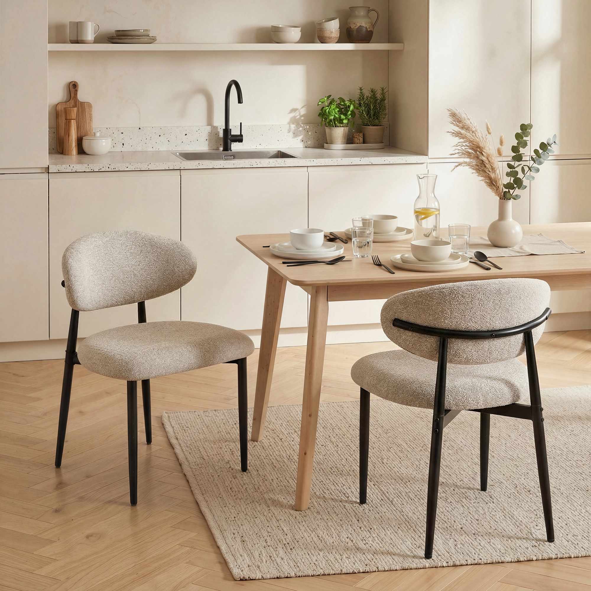 Beige matstolar set om 2 med stoppade sitsar och stålben