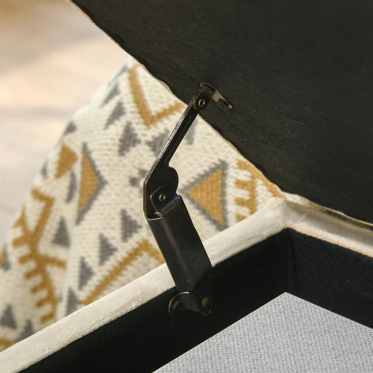 Beige gepolsterte Truhenbank mit Stahlbeinen, 110cm