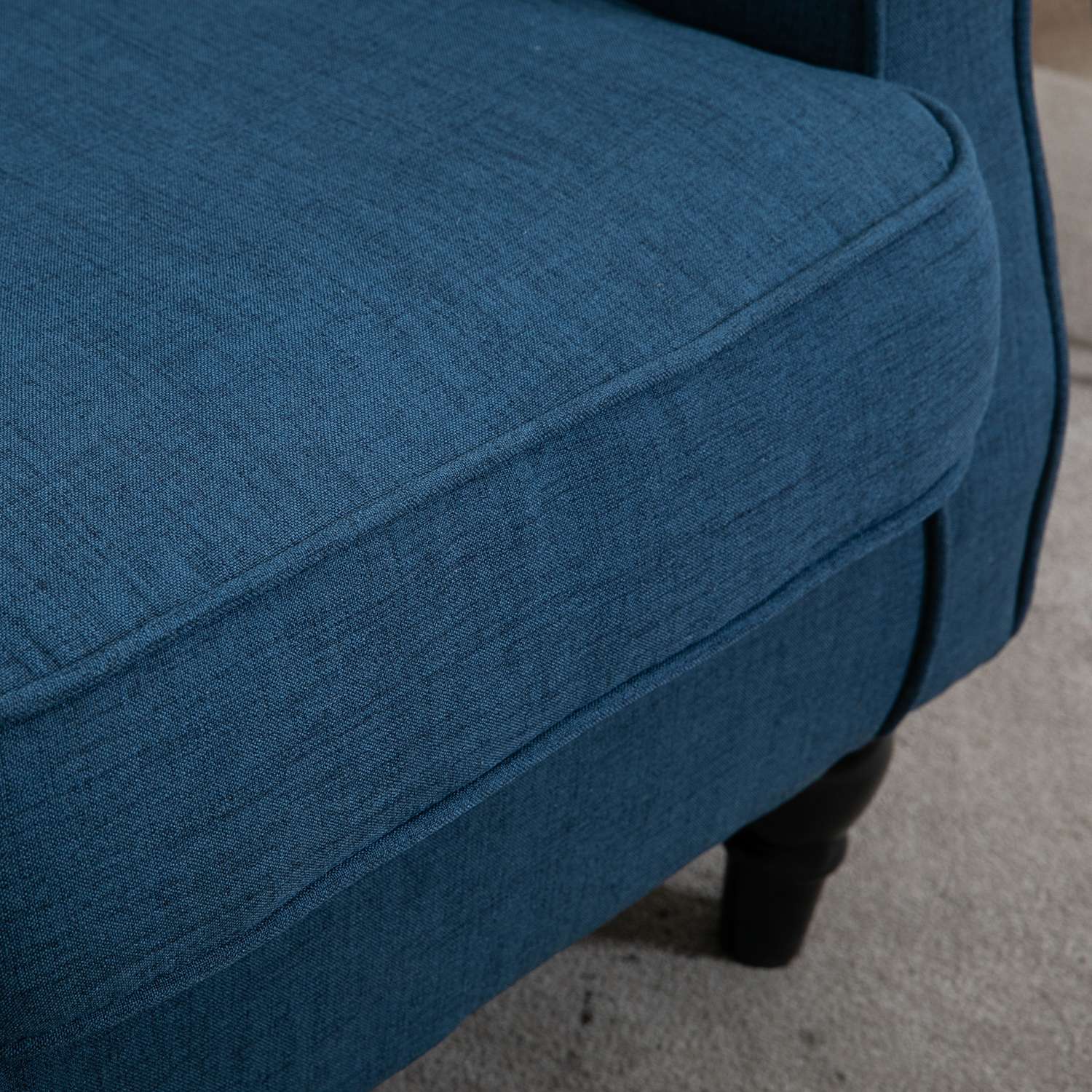 Blå tuftad Wingback-stol med armar, träben – 160 kg kapacitet