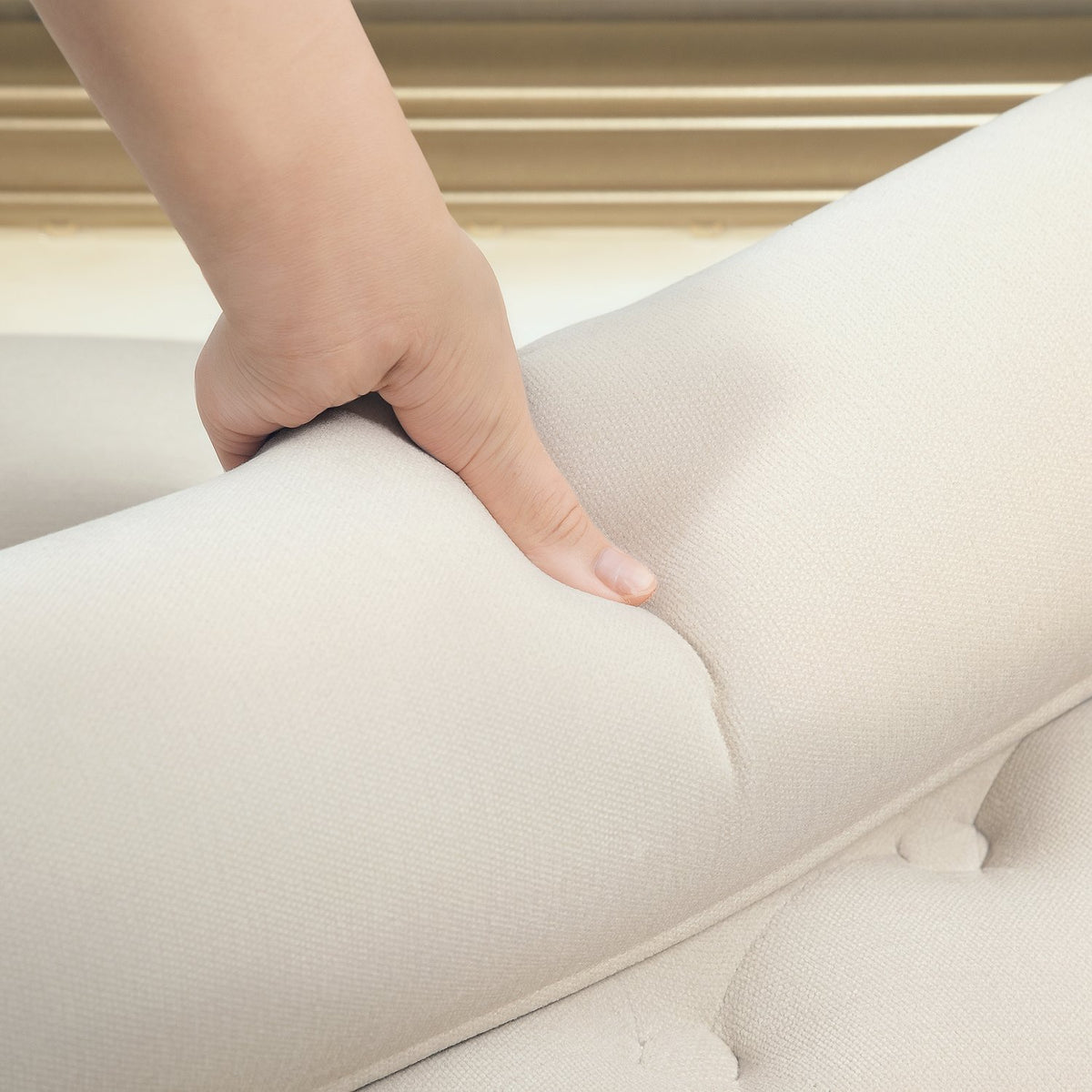 Banc revêtu de chenille avec accoudoirs et coussins, beige