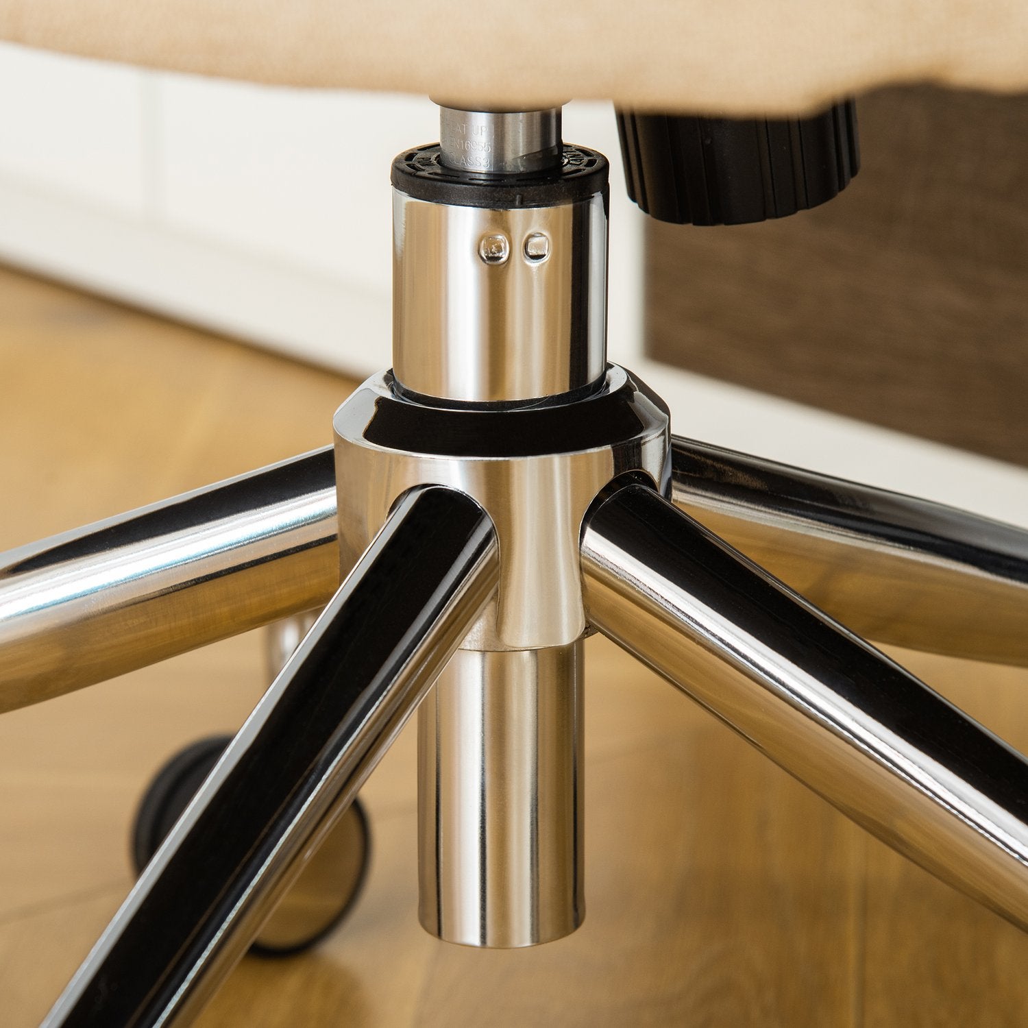 Ergonomisk beige kontorsstol – justerbar höjd, vridbar