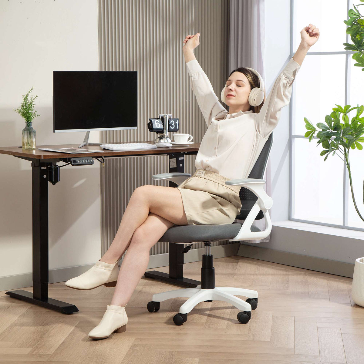 Ergonomisk kontorsstol i nät med fällbara armstöd, grå