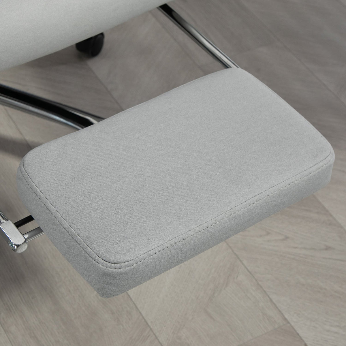 Chaise de bureau ergonomique allongée avec repose-pieds, gris clair
