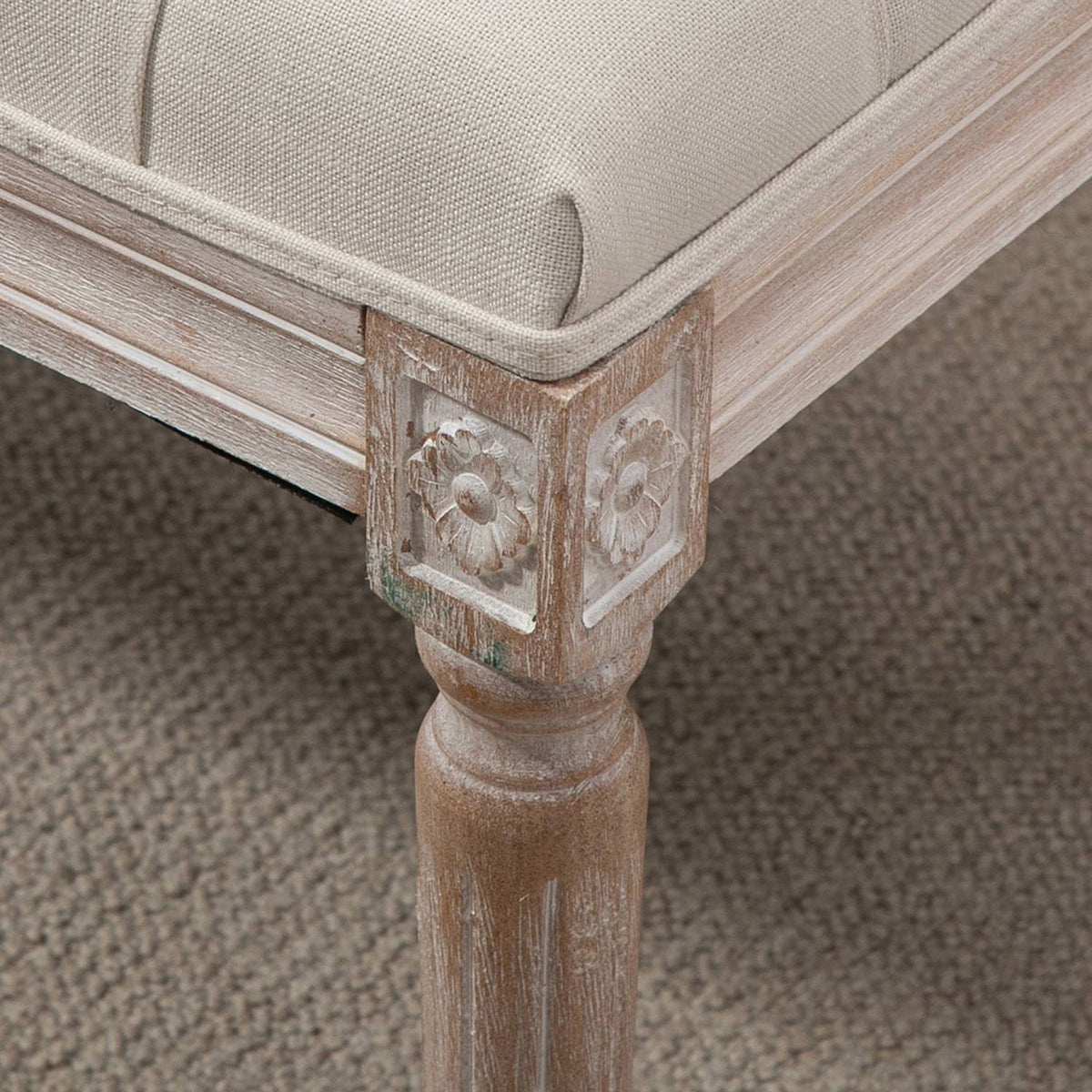 Pouf aspect lin avec assise matelassée et pieds en bois