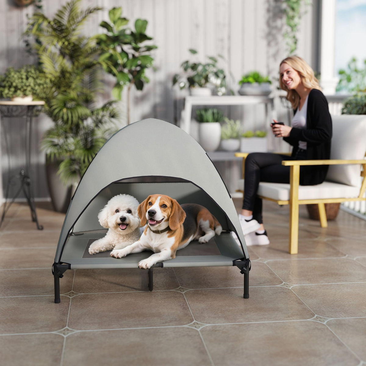 Panier pour chien surélevé rafraîchissant d'extérieur avec toit – gris clair