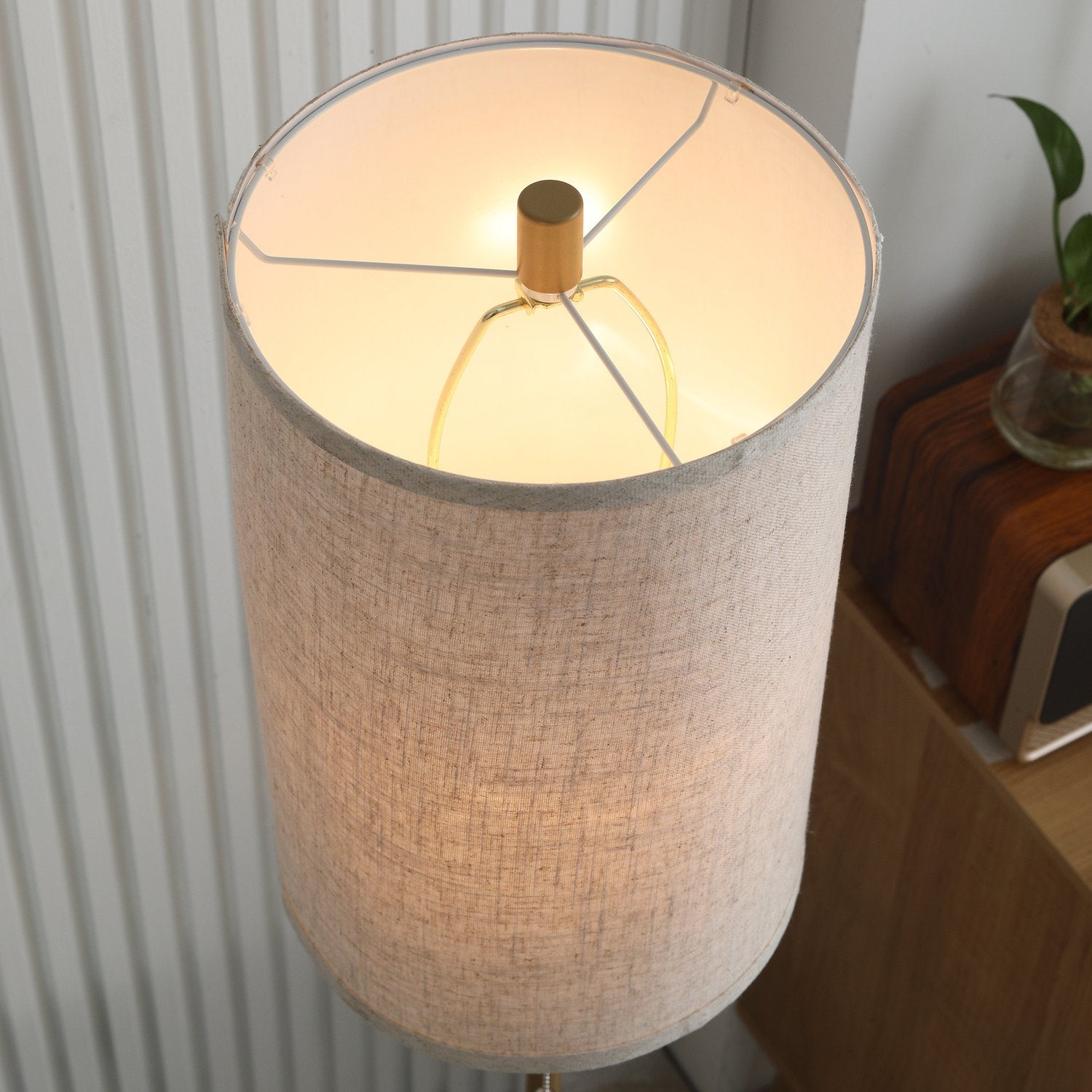 Golvlampa med linneskärm, dragkedja och stålstativ