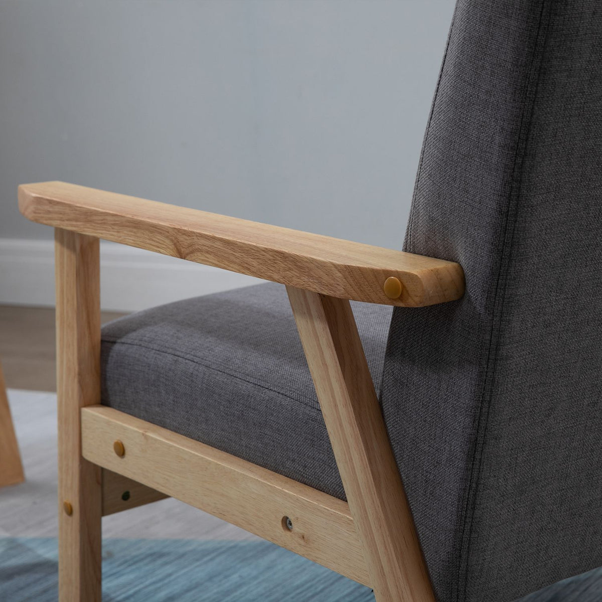 Poltrona bergère imbottita grigia – legno massello, finitura lino