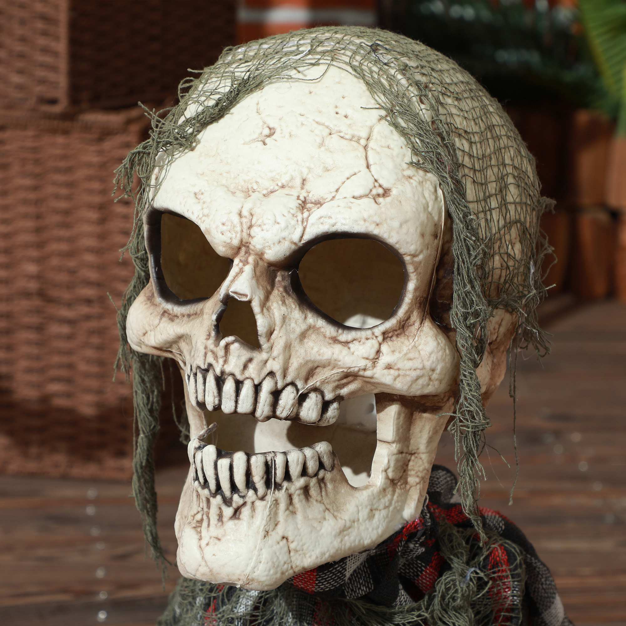 Halloween-banbrytarskelett, böjbara armar, glödande ögon