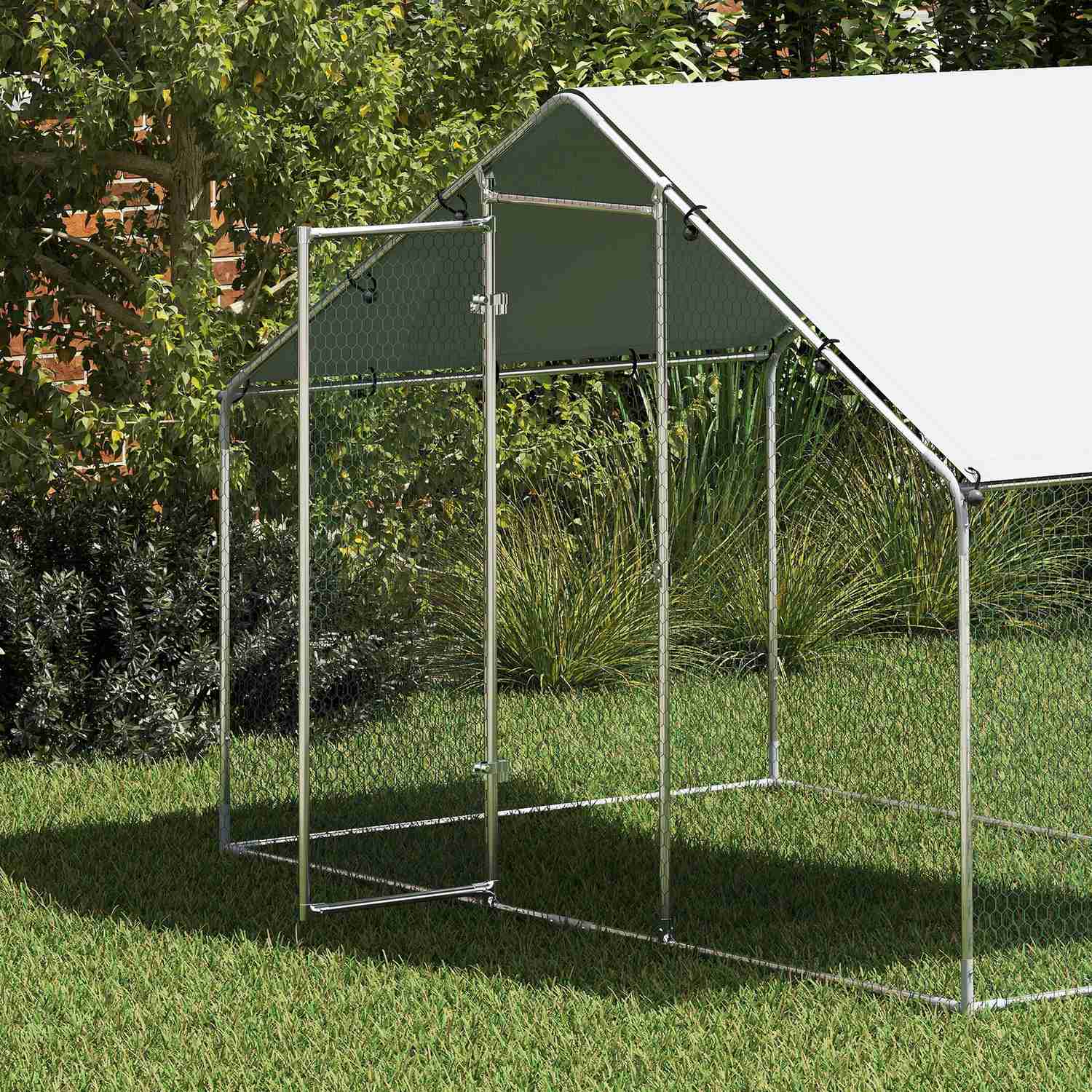 Hönshus i galvaniserat stål med vattentätt tak, 3x1,7x1,9 m