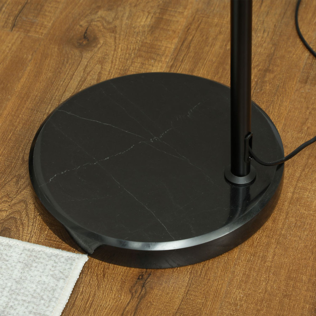 Lampada da terra nera regolabile con paralume in lino per soggiorno