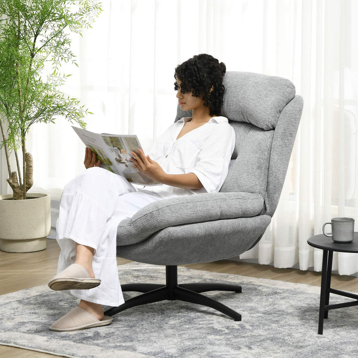 Fauteuil lounge en chenille déperlante, accoudoirs matelassés