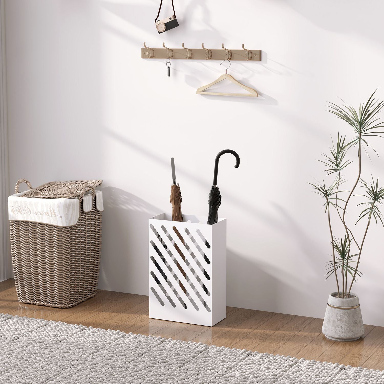 Paraplyställ i vit stål med krokar och vattenbricka