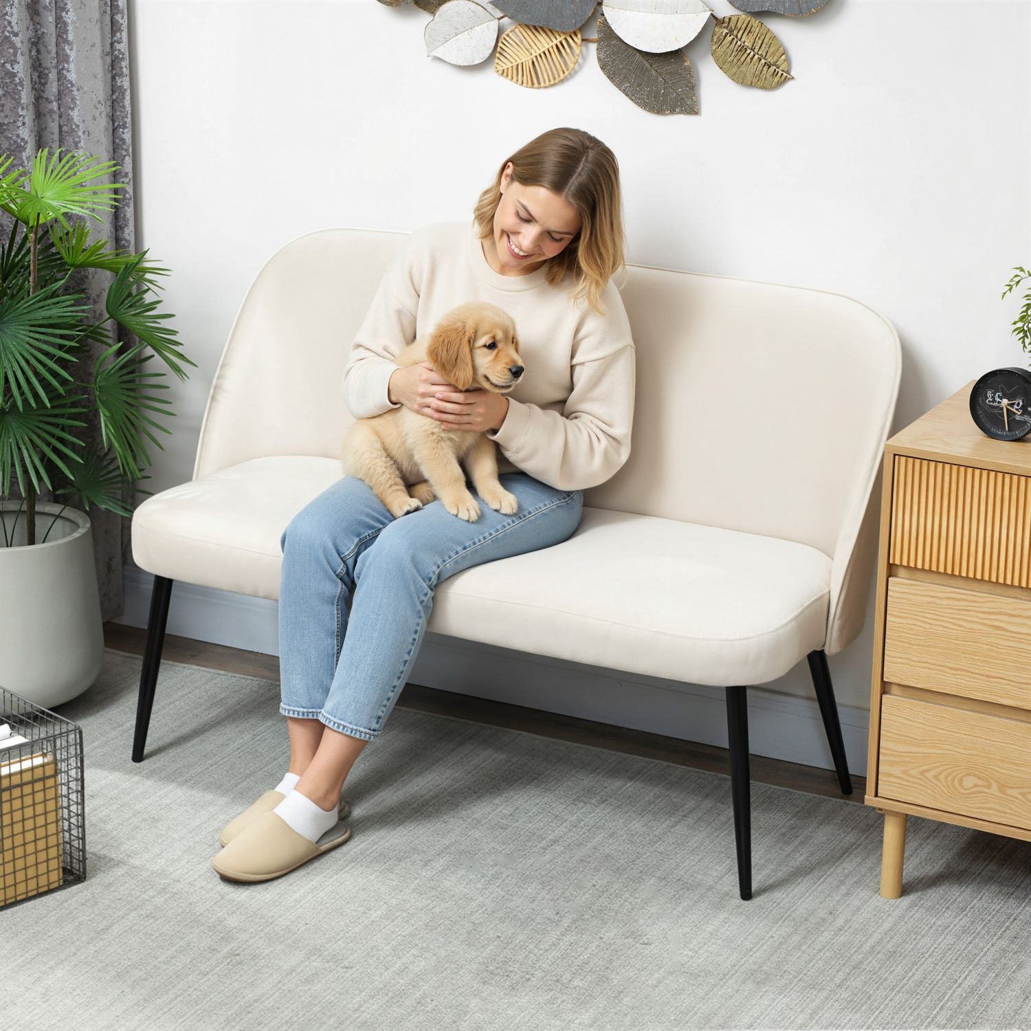 2-sitssoffa, sammetsliknande tyg, metall- och träram, beige