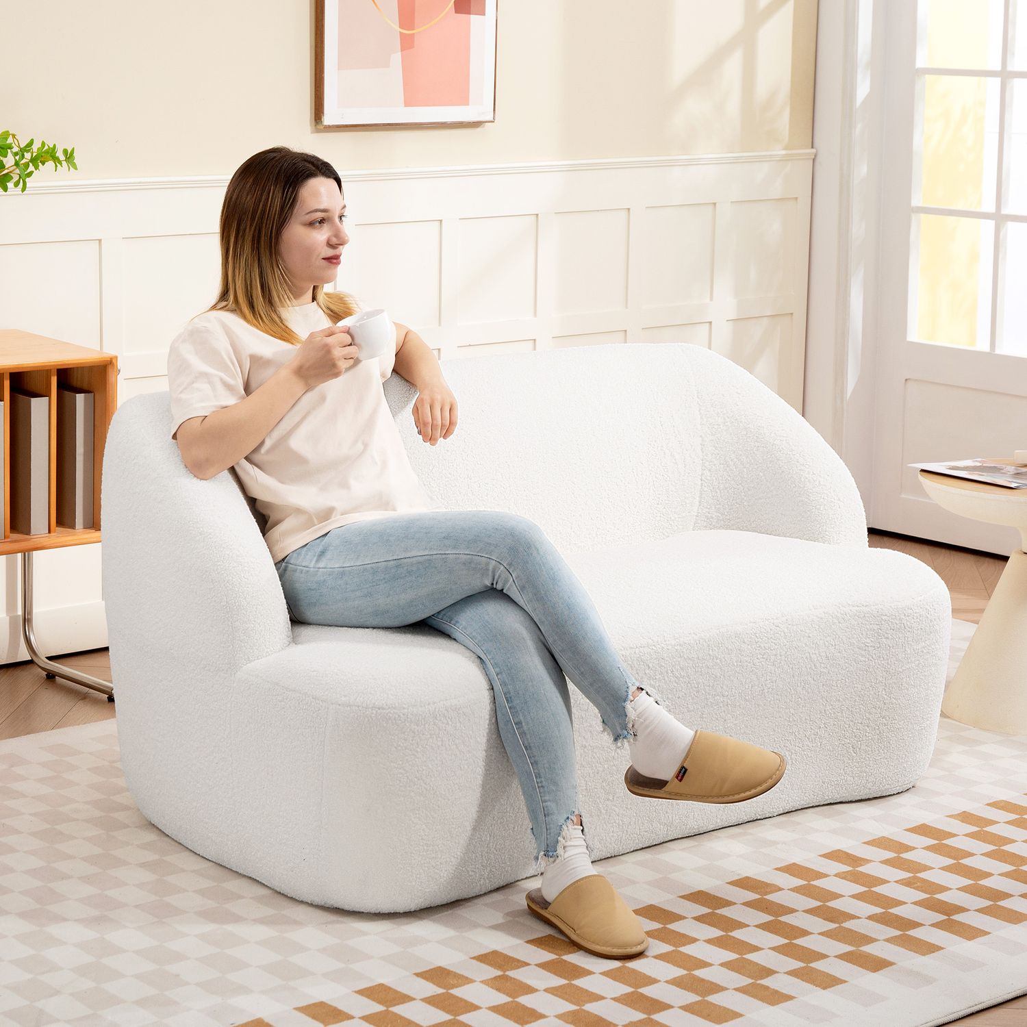 2-sits soffa, svängd design, fleeceklädsel, krämvit
