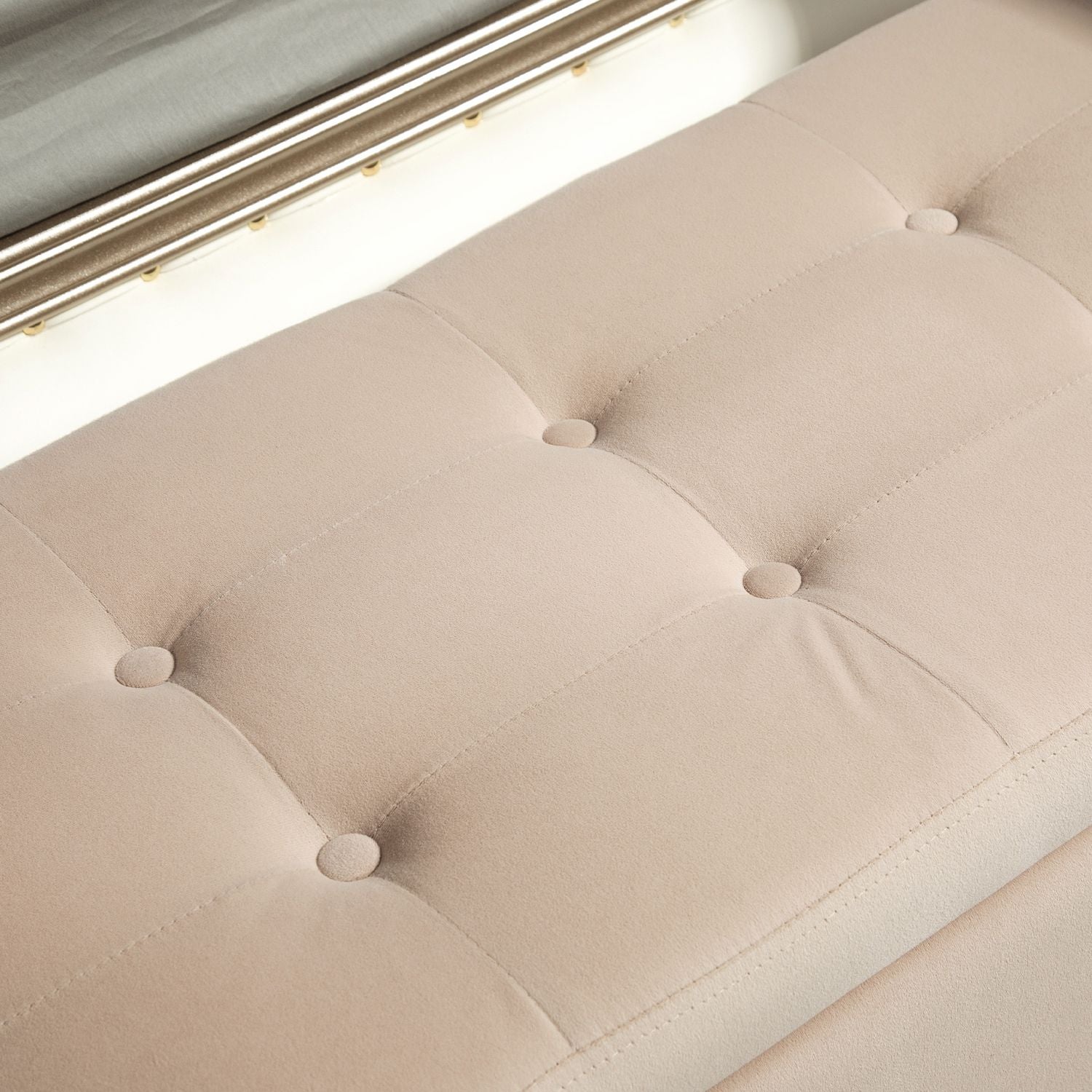 Beige stoppad förvaringsbänk med armstöd – sammetsfinish