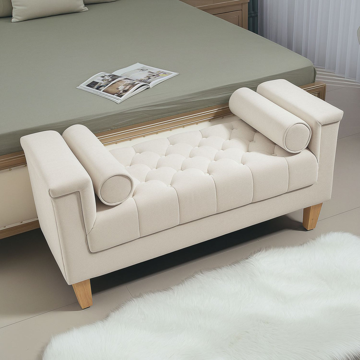 Banc revêtu de chenille avec accoudoirs et coussins, beige