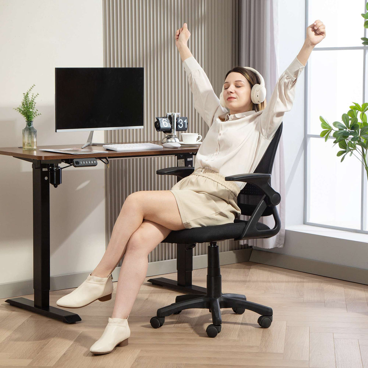Ergonomisk kontorsstol i nät med fällbara armstöd, svart