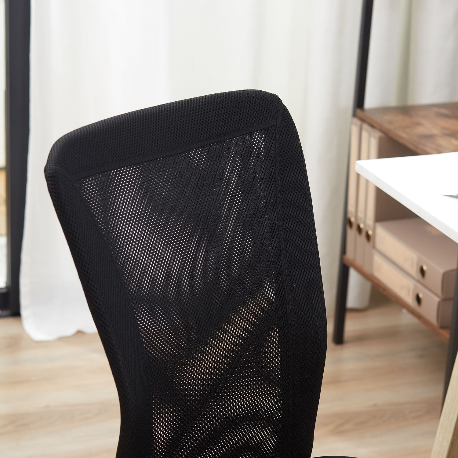 Ergonomisk kontorsstol, justerbar, ventilerande rygg, svart
