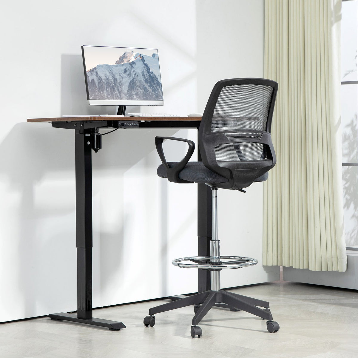Ergonomisk kontorsstol med armstöd och justerbart fotstöd