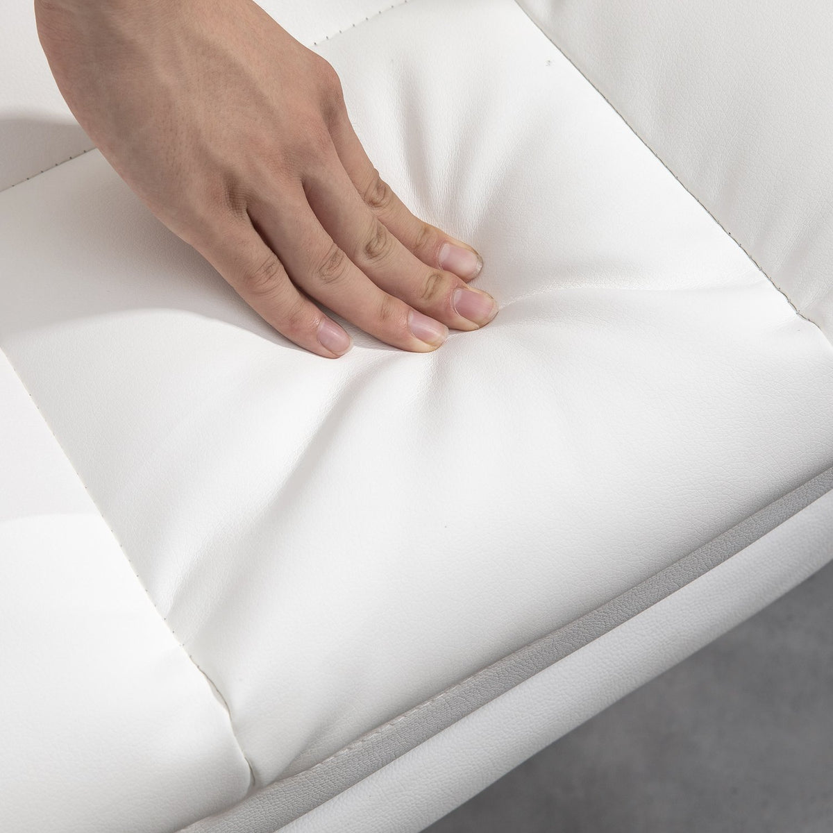 Chaise de bureau ergonomique blanche, allongée & pivotante, soutien lombaire