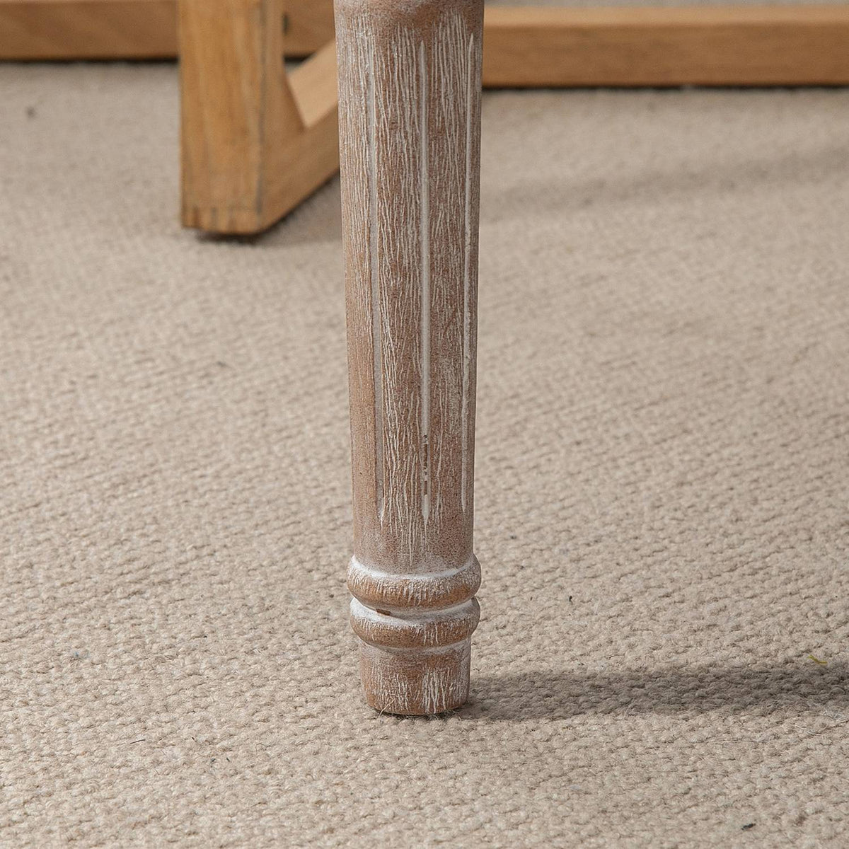 Pouf aspect lin avec assise matelassée et pieds en bois