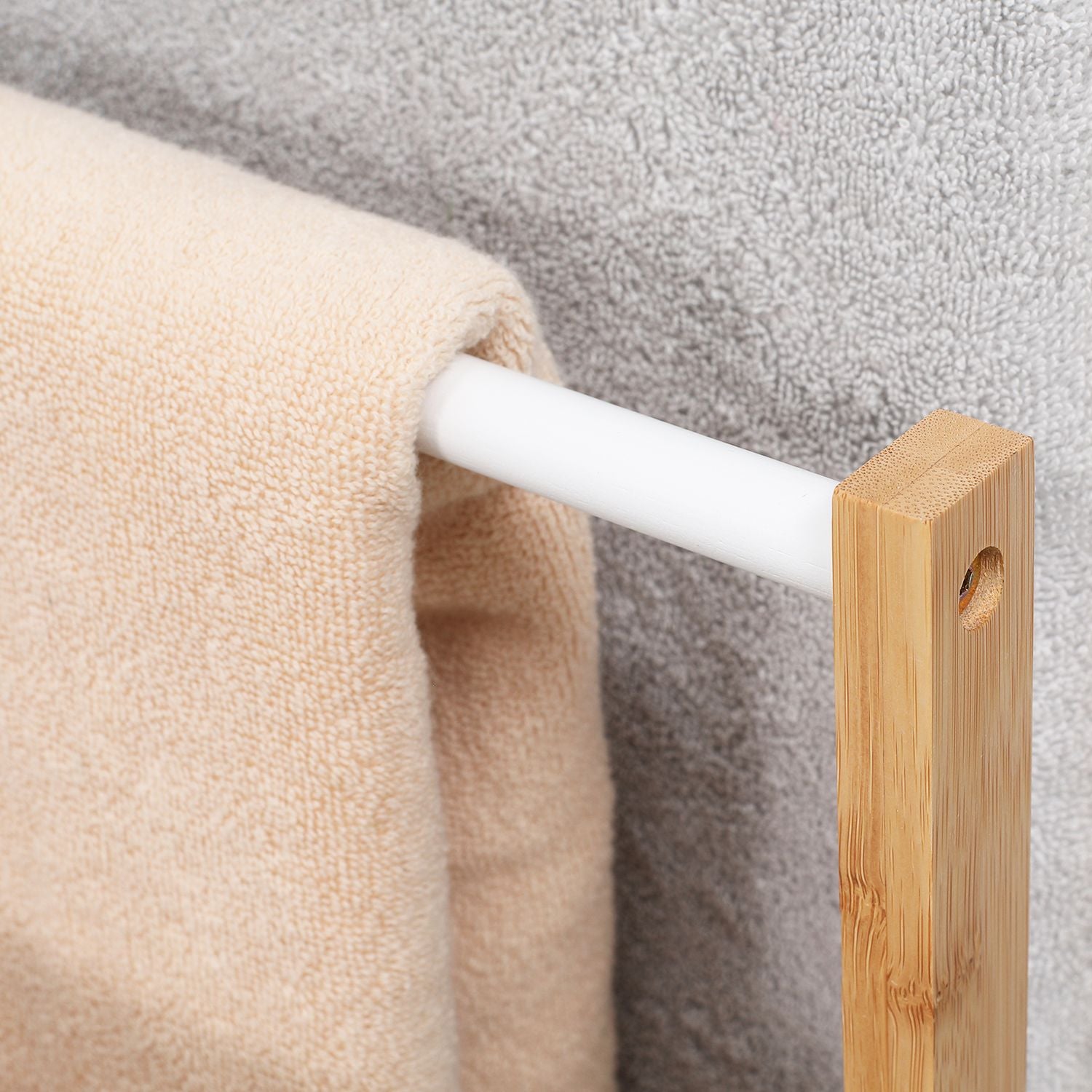 Fristående handduksställ i bambu med 3 stänger – naturlig finish