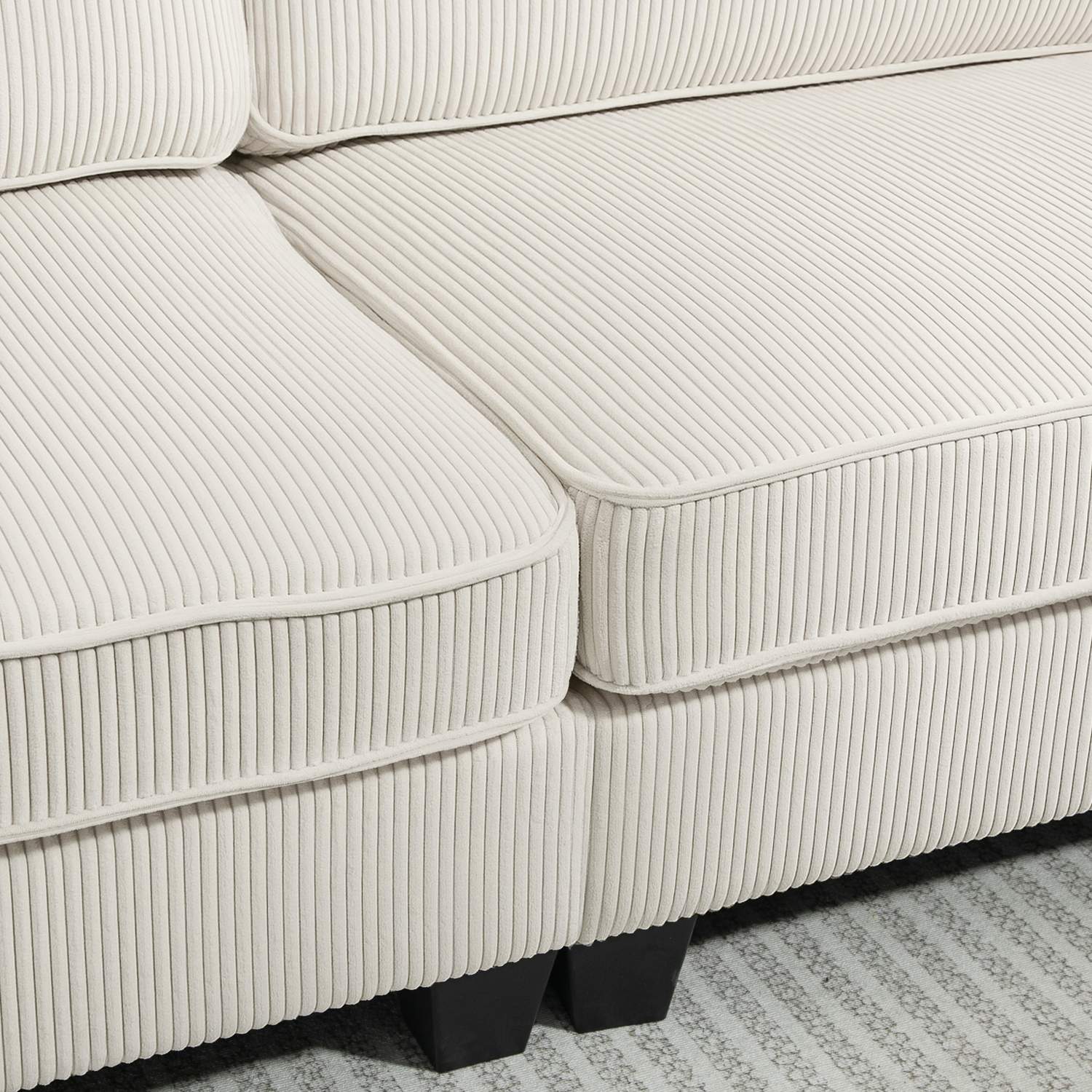 Gräddvit 3-sits soffa med armstöd & ryggkuddar