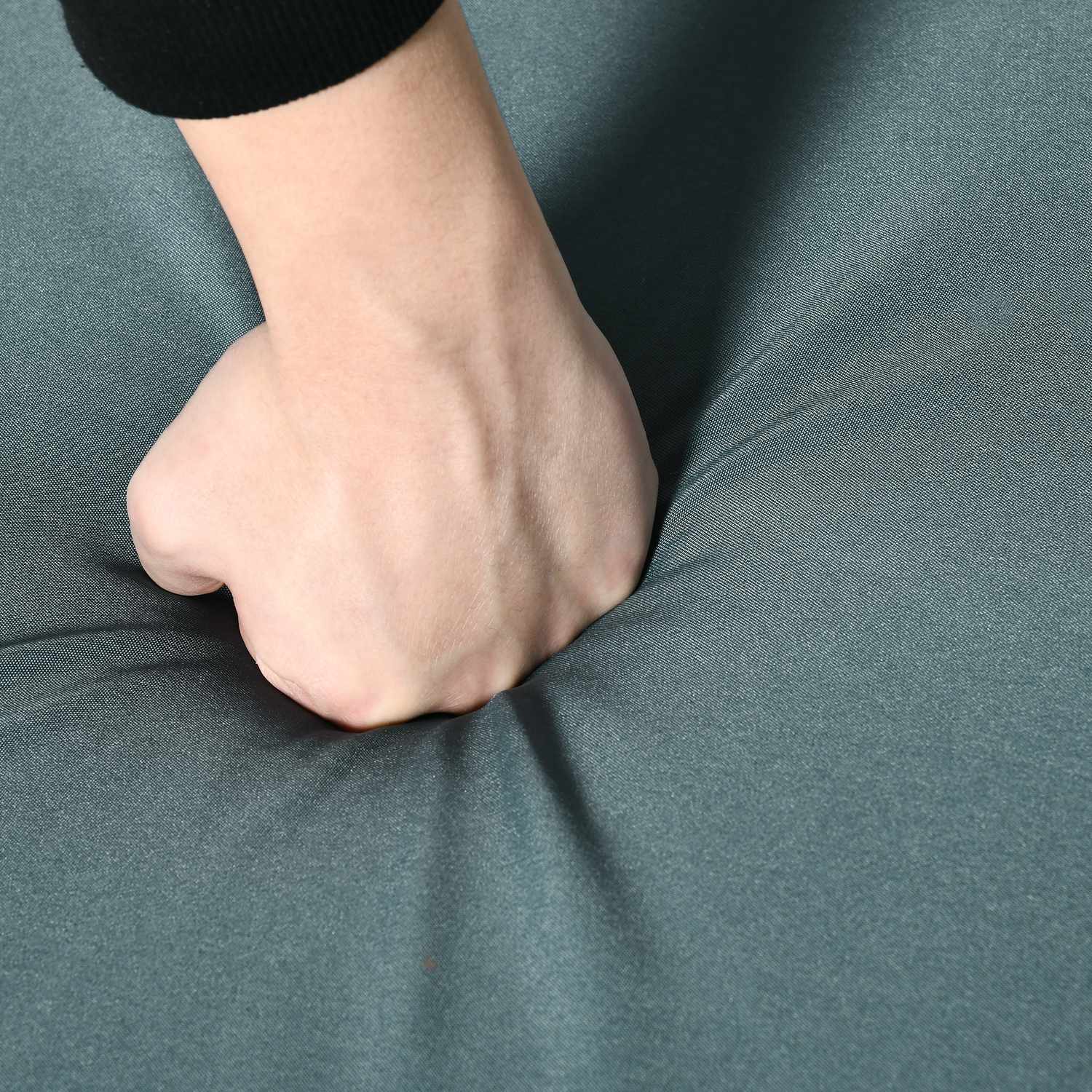 Grå polyrattan trädgårdsgungstol med kuddar