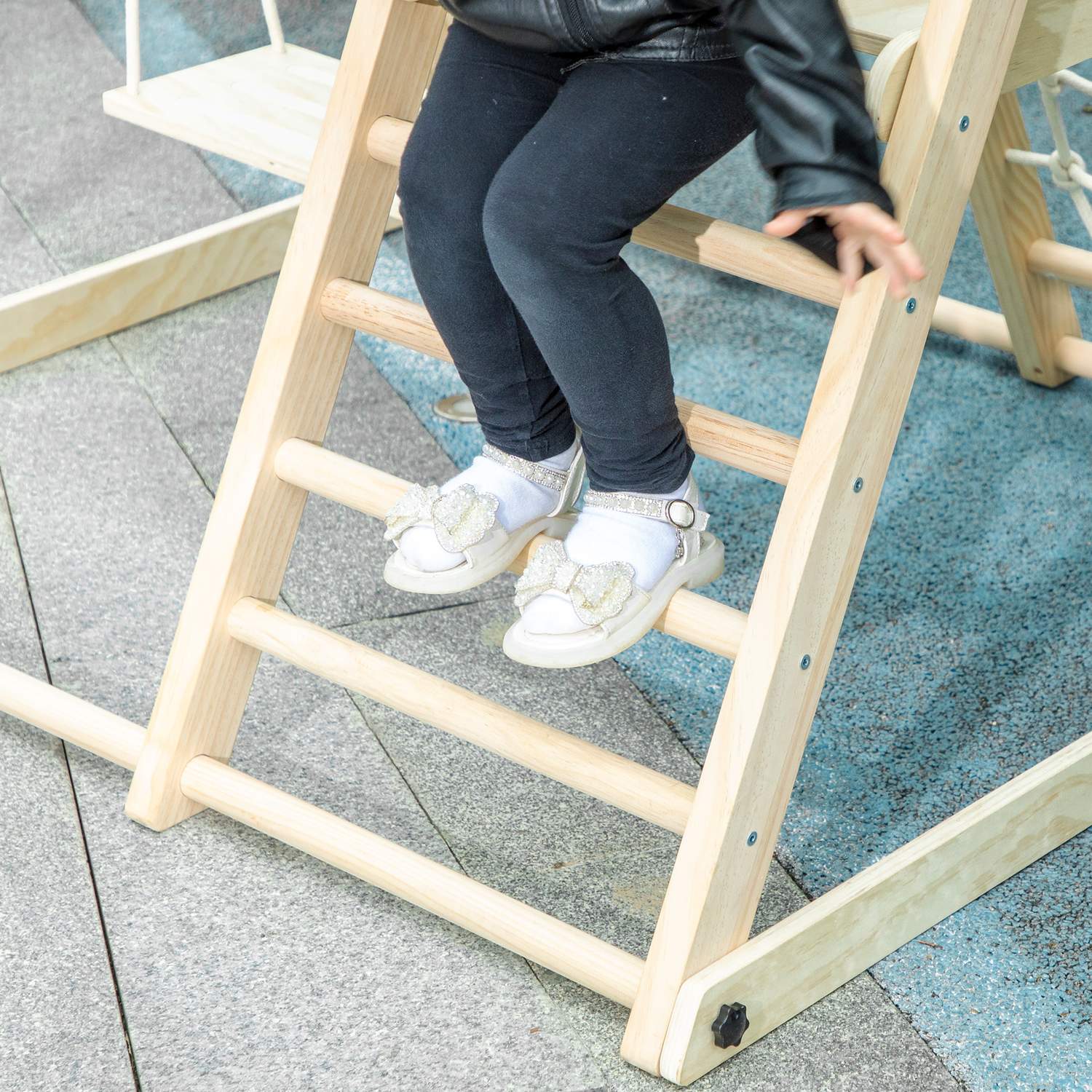 Inomhusklättergym med rutschkana, gunga, basketkorg, hopfällbar
