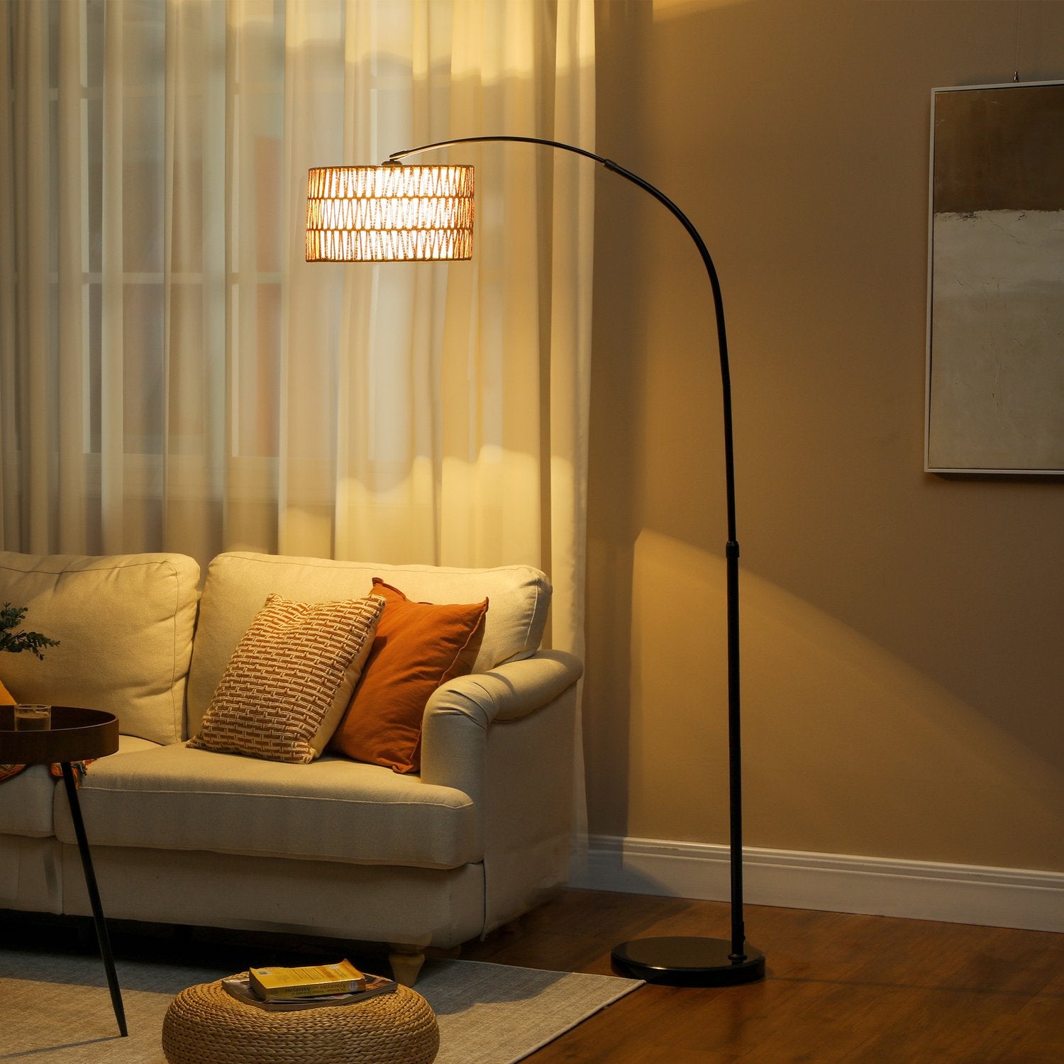 Justerbar svart golvlampa med linneskärm för vardagsrummet
