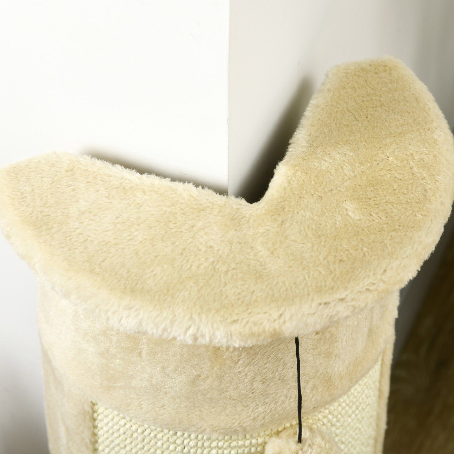 Kattskrapstolpe med boll – 58 cm sisal, gräddvit