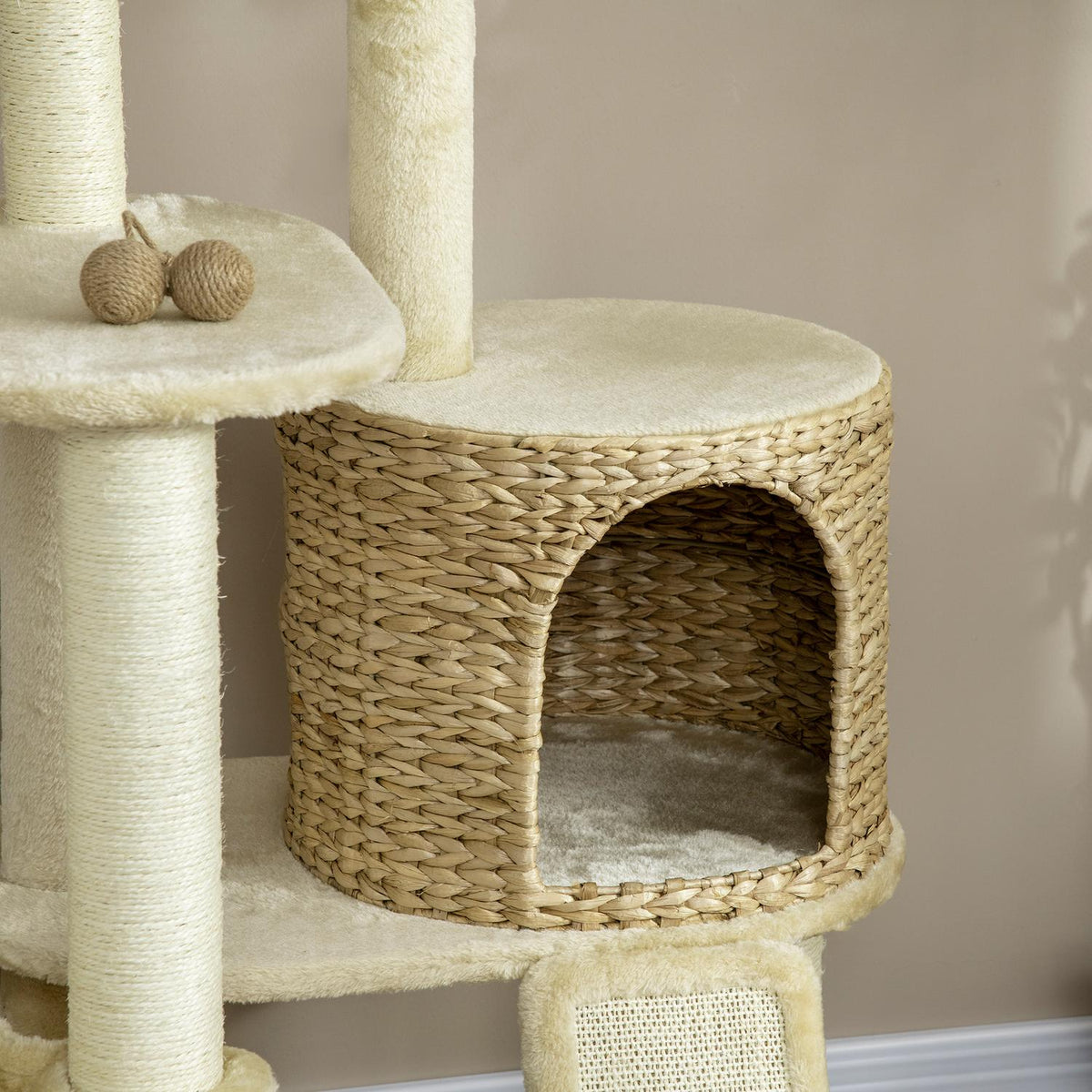 Tiragraffi con casetta in rattan e amaca, beige