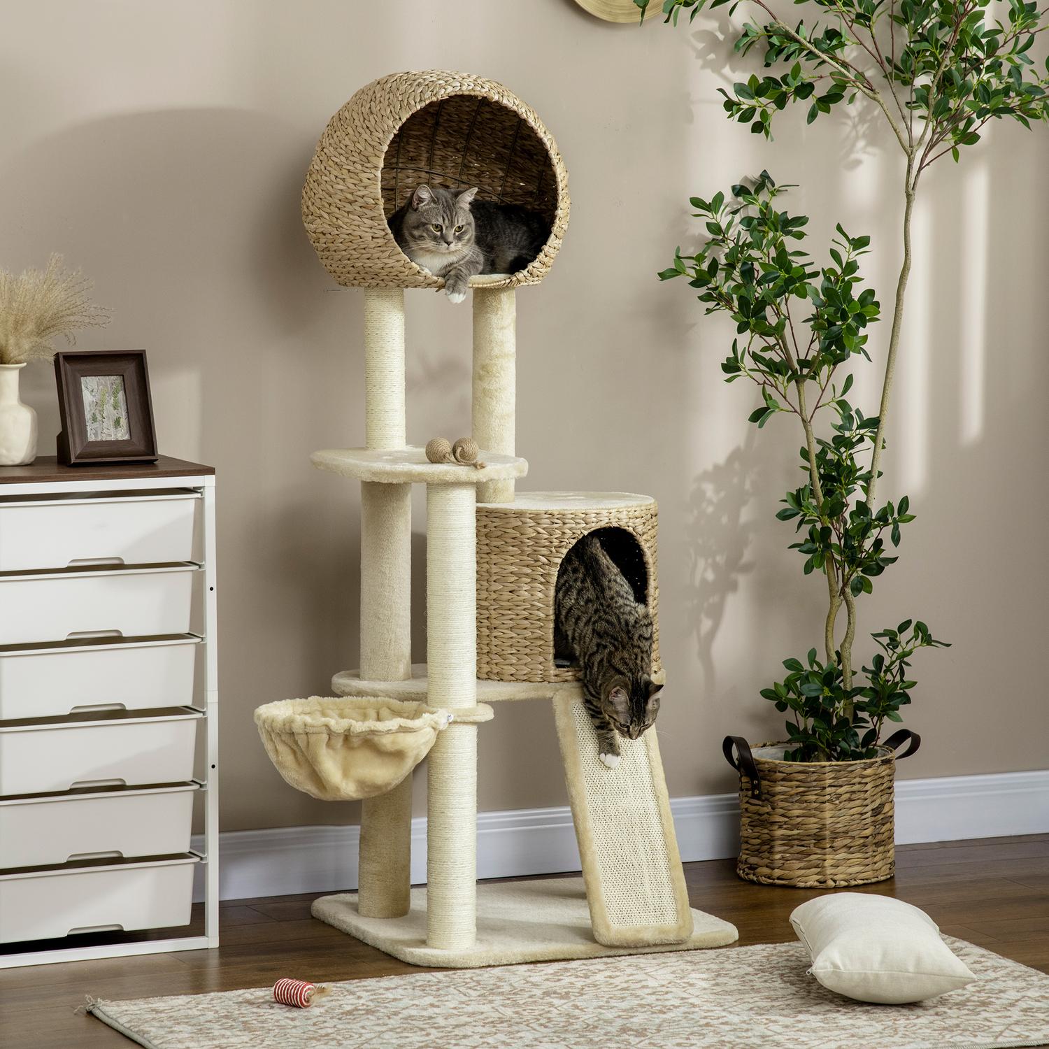 Kattskrapstolpe med rottinghus och hängmatta, beige