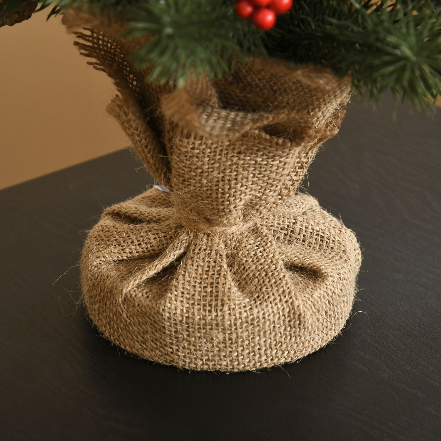 Konstgjord julgran, 50cm, röda bär & tallkottar
