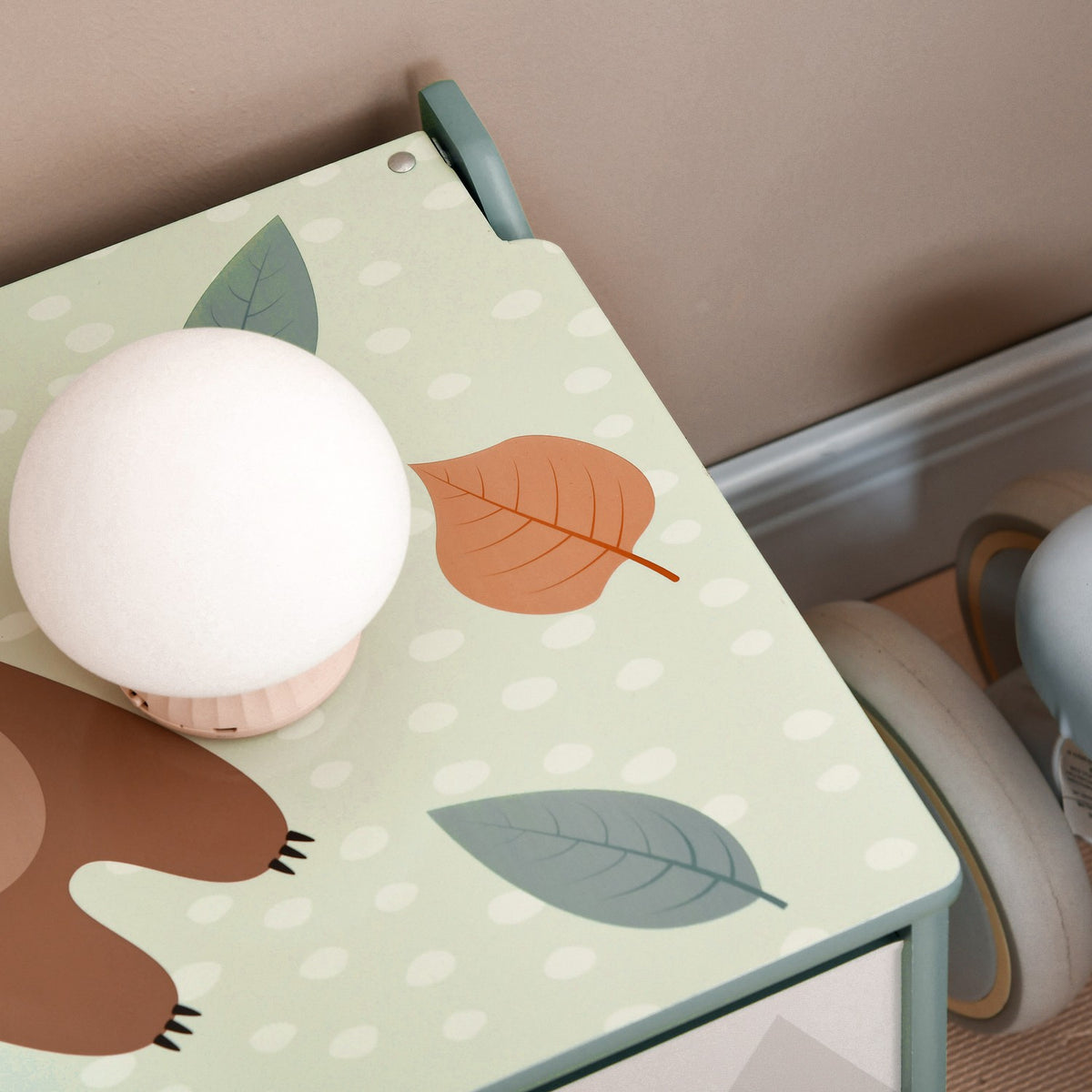 Coffre à jouets avec couvercle – joli design animalier, vert, charnières sécurisées