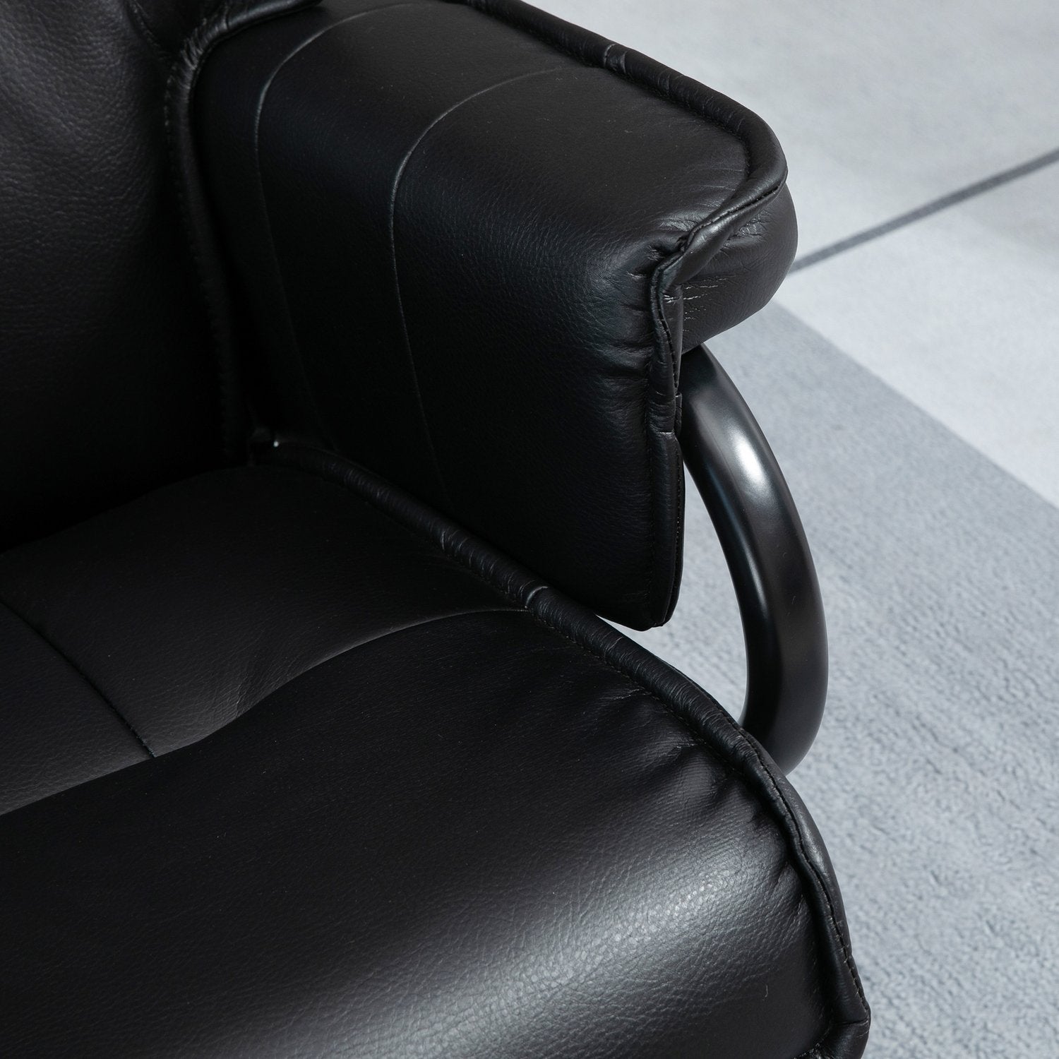 Liggande vridbar fåtölj med pall, konstläder, svart