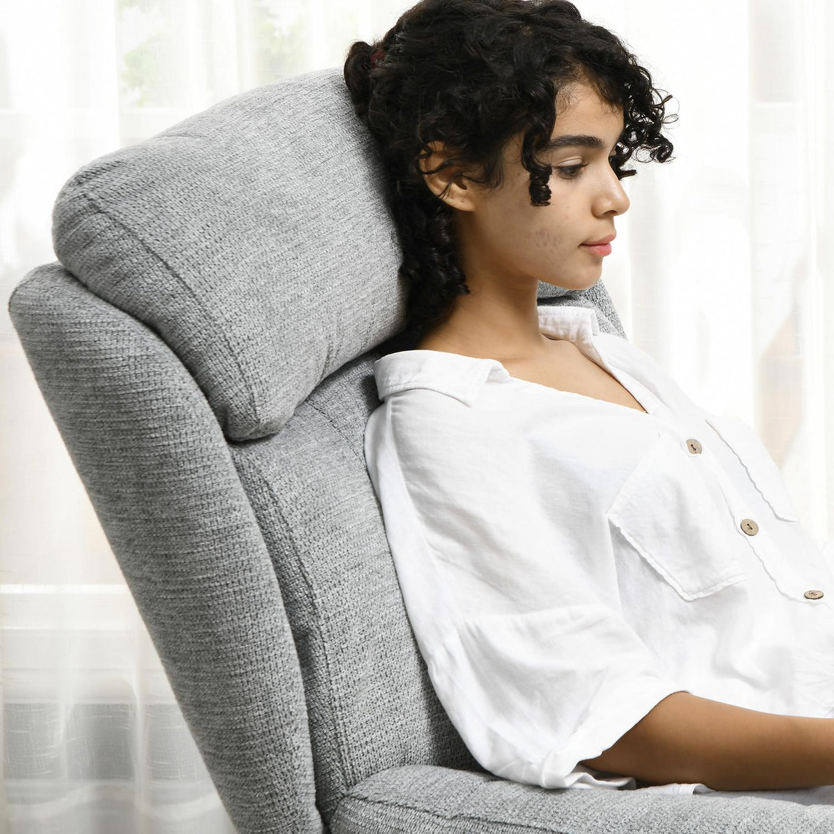 Fauteuil lounge en chenille déperlante, accoudoirs matelassés