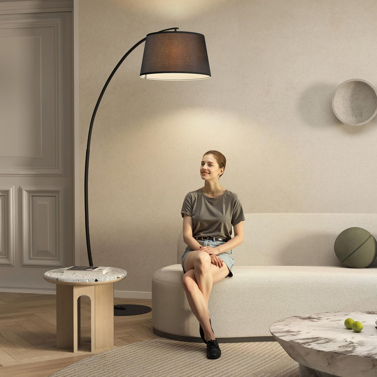 Moderne Metall-Bogenstehlampe mit schwarzem Leinenschirm