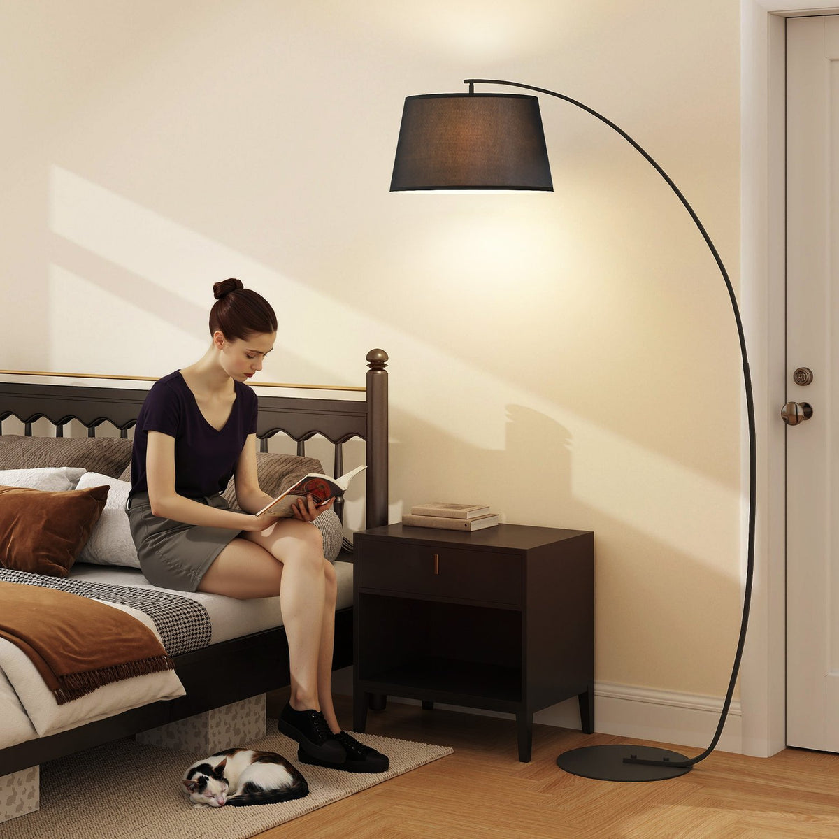 Moderne Metall-Bogenstehlampe mit schwarzem Leinenschirm