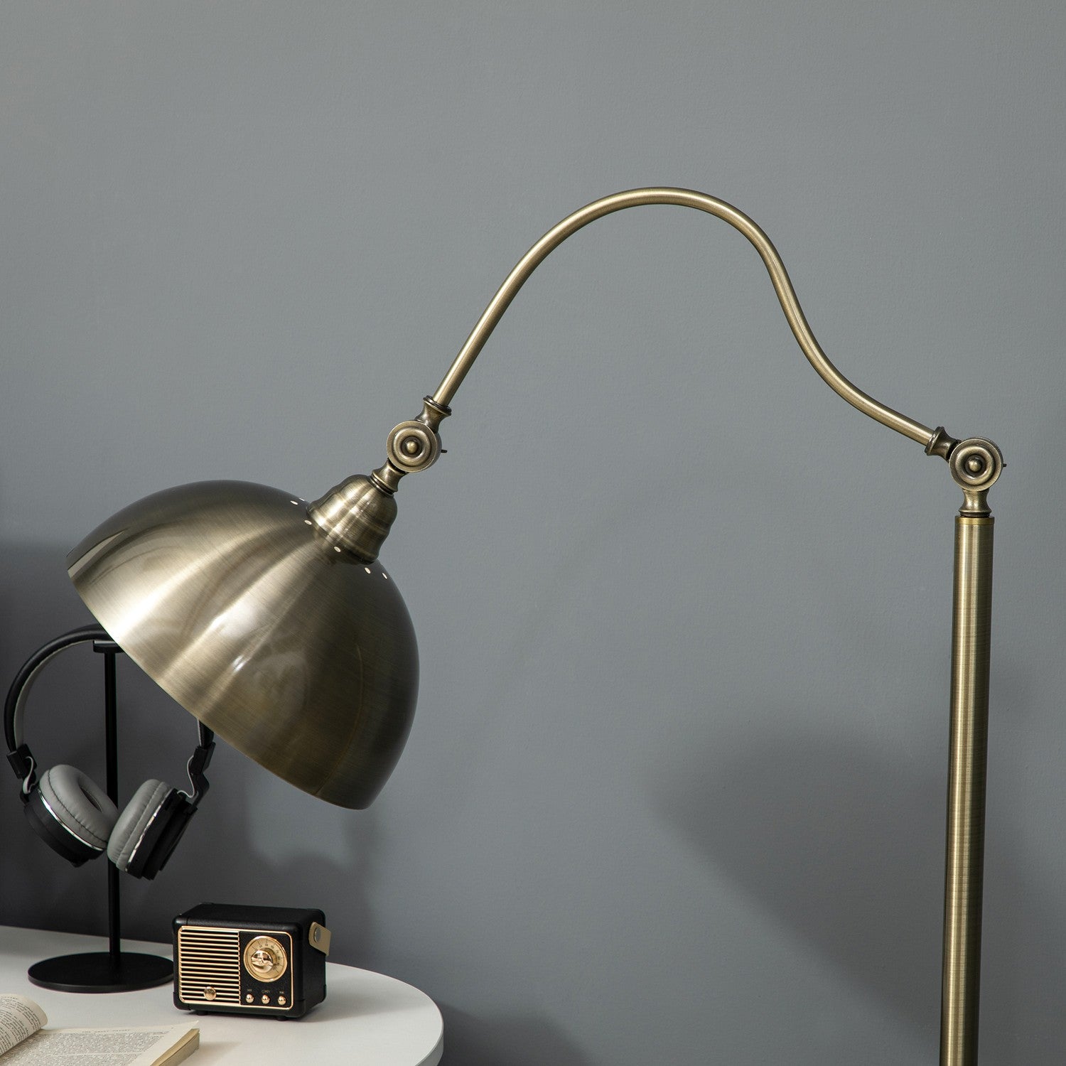 Retro Arc golvlampa – justerbar E27 mässingsfinish