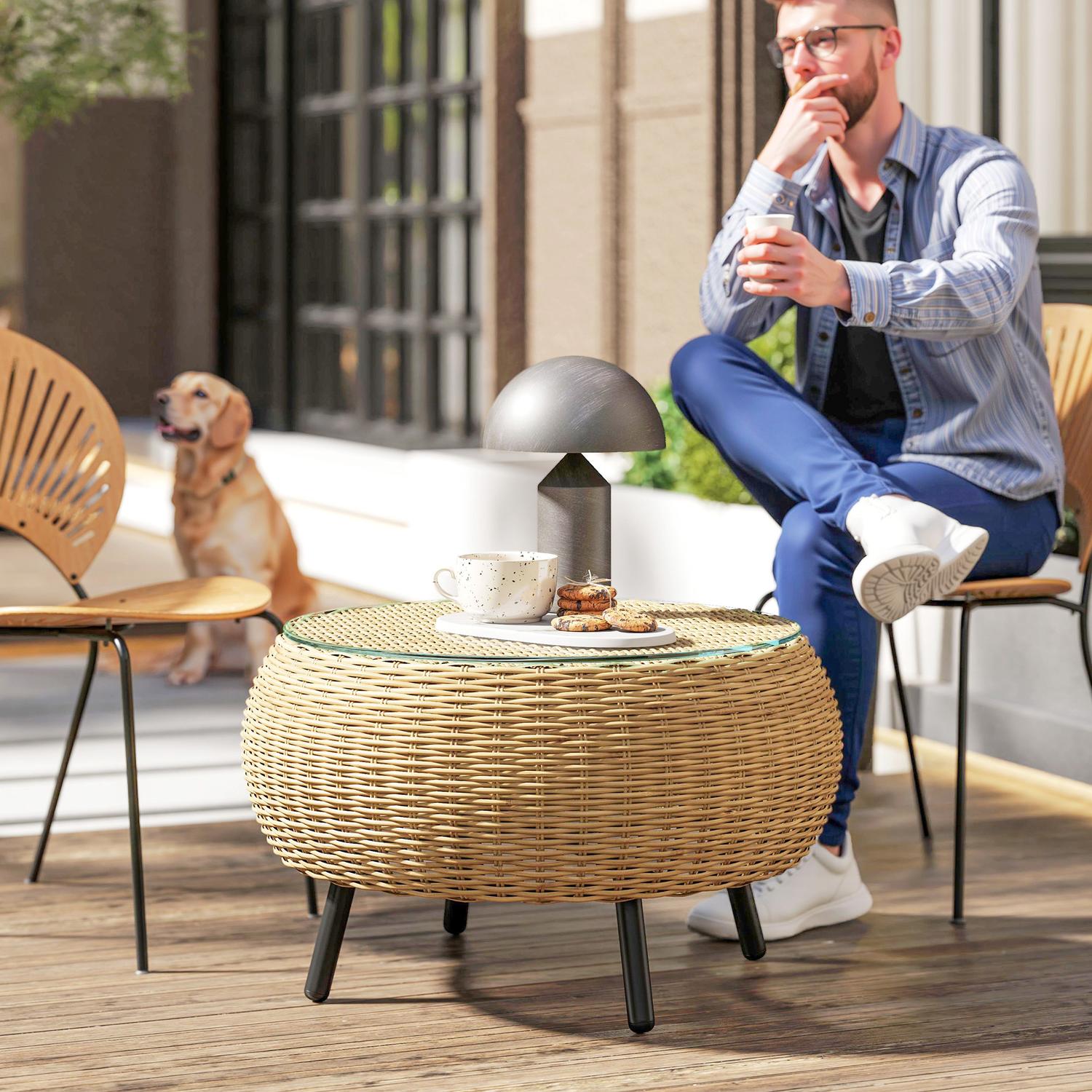 Runt soffbord i polyrattan med glasskiva – Ø75 x 42 cm