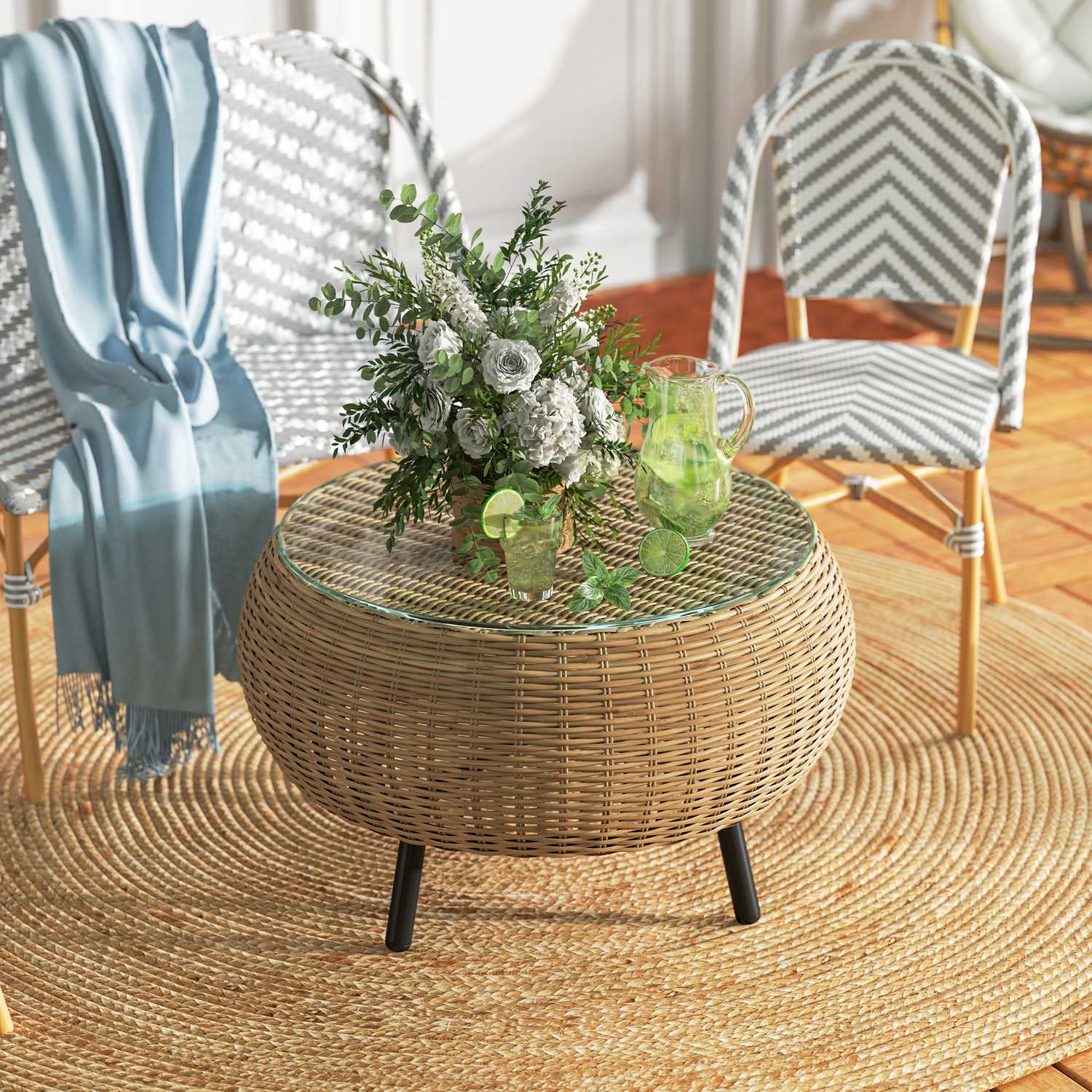 Runt soffbord i polyrattan med glasskiva – Ø75 x 42 cm
