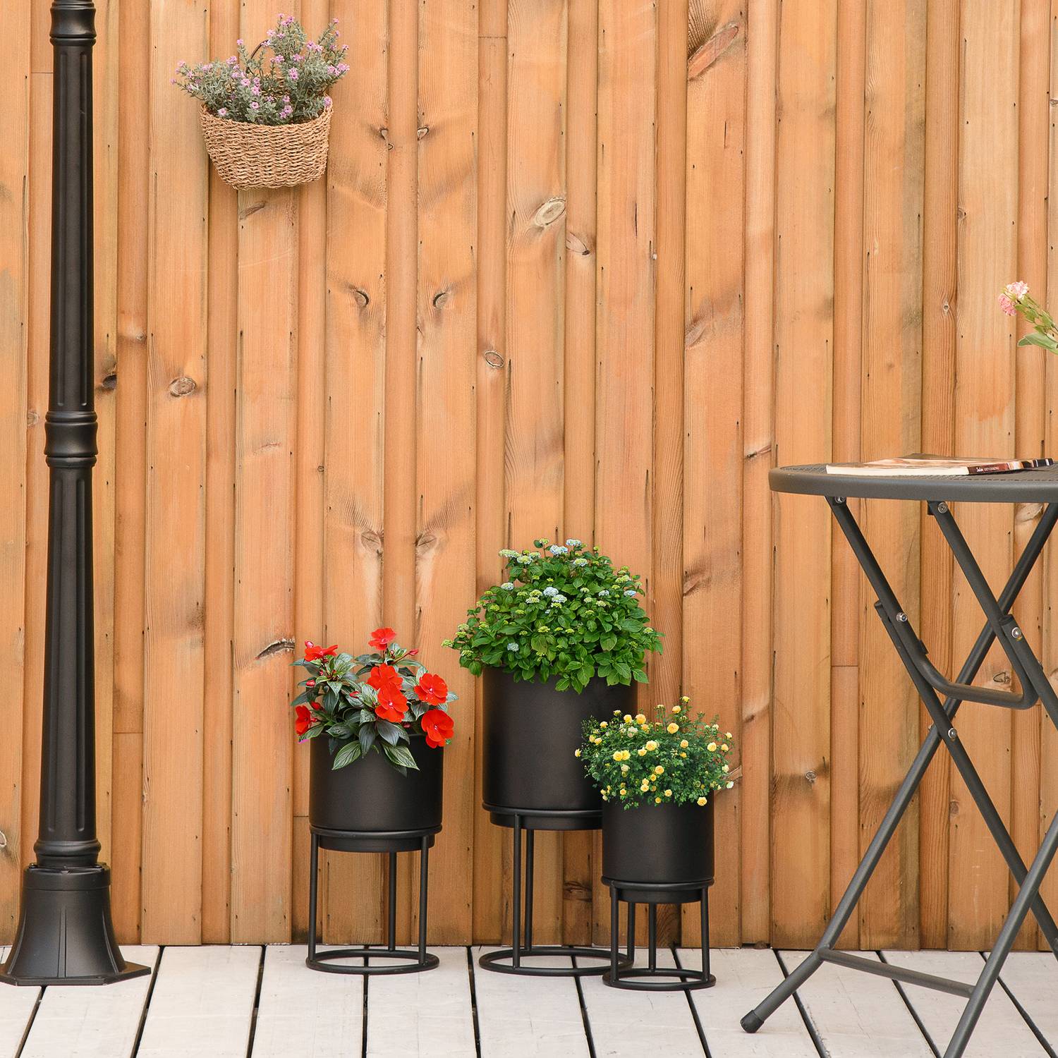 Set med 3 svarta stapelbara blomsterställ med krukor