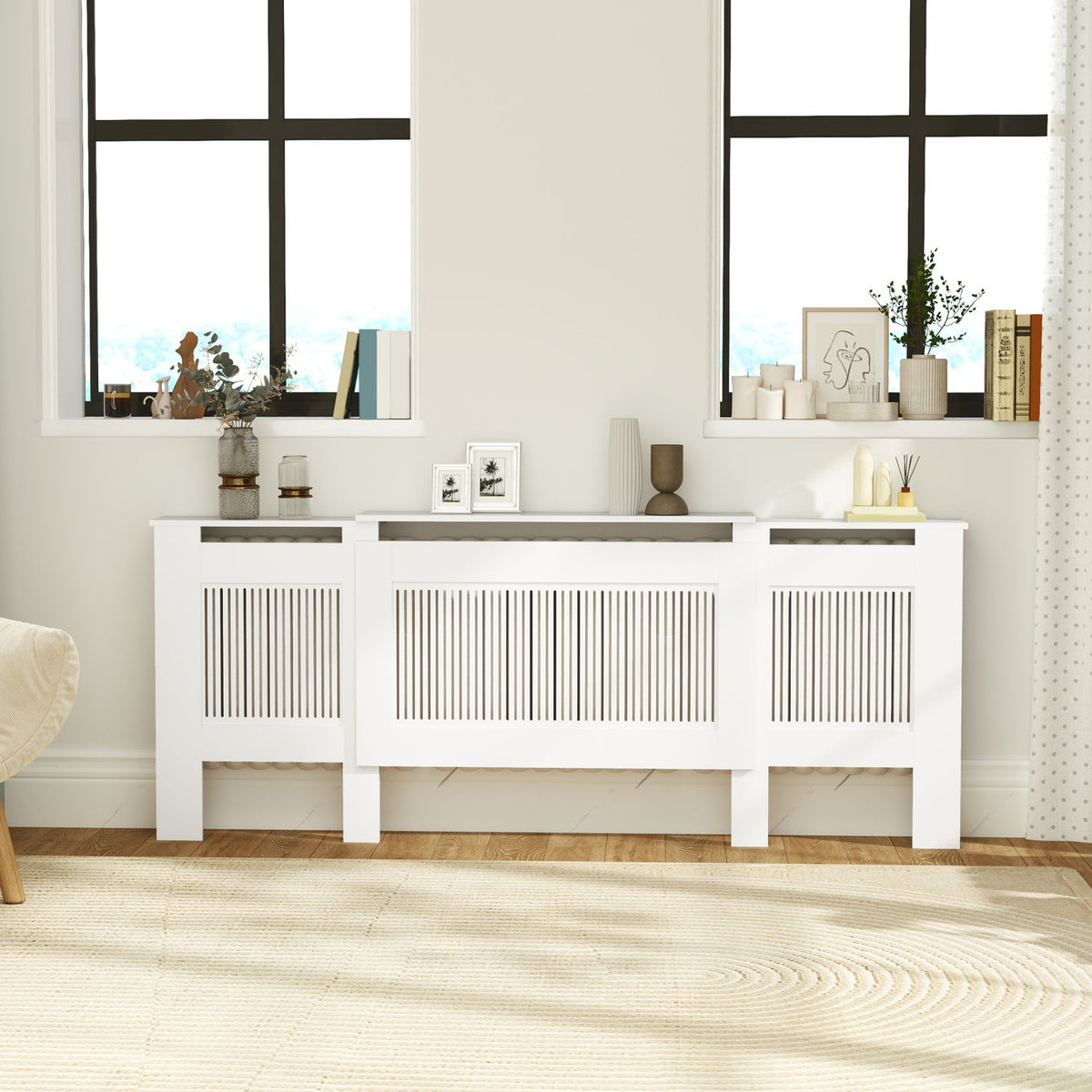 Ausziehbare weisse Heizkörperverkleidung mit Regal, Lamellendesign